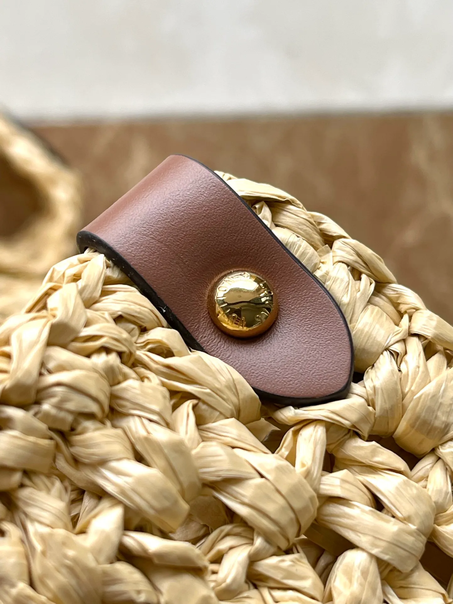 💰1580 Top Original Order M24723 This medium-sized OnTheGo handbag is from the LVBy The Pool series. It is shaped like a tote bag with crocheted raffia and can accommodate a 13-inch laptop, beach towel and other travel essentials. The studded corners are finished in calfskin and are complemented by round Paris patches. Dimensions: 37.5 × 30 × 17 cm