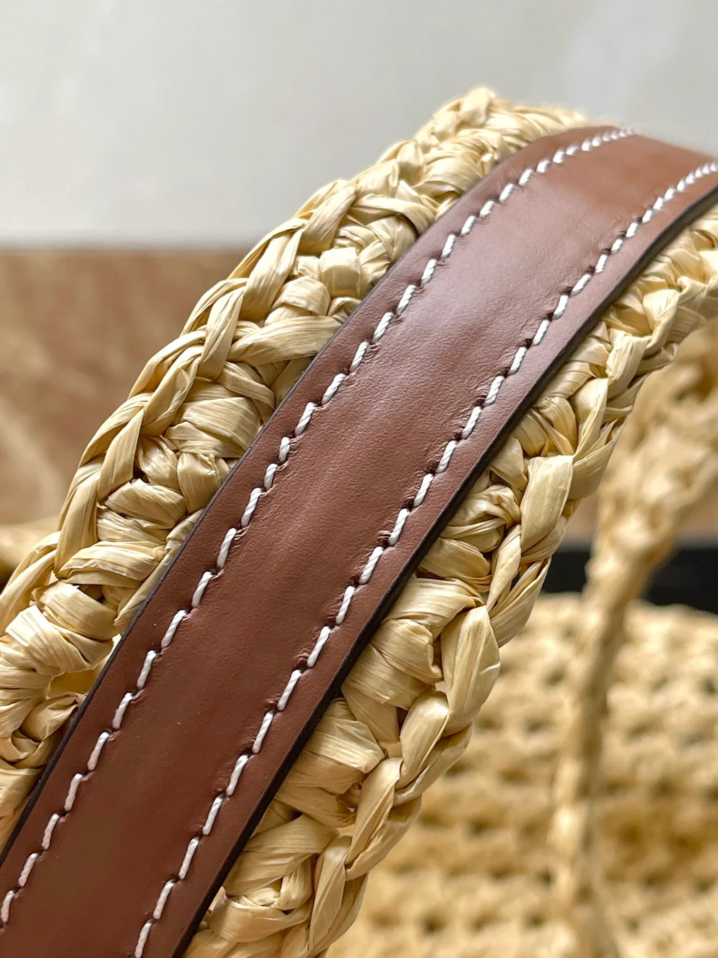 💰1580 Top Original Order M24723 This medium-sized OnTheGo handbag is from the LVBy The Pool series. It is shaped like a tote bag with crocheted raffia and can accommodate a 13-inch laptop, beach towel and other travel essentials. The studded corners are finished in calfskin and are complemented by round Paris patches. Dimensions: 37.5 × 30 × 17 cm