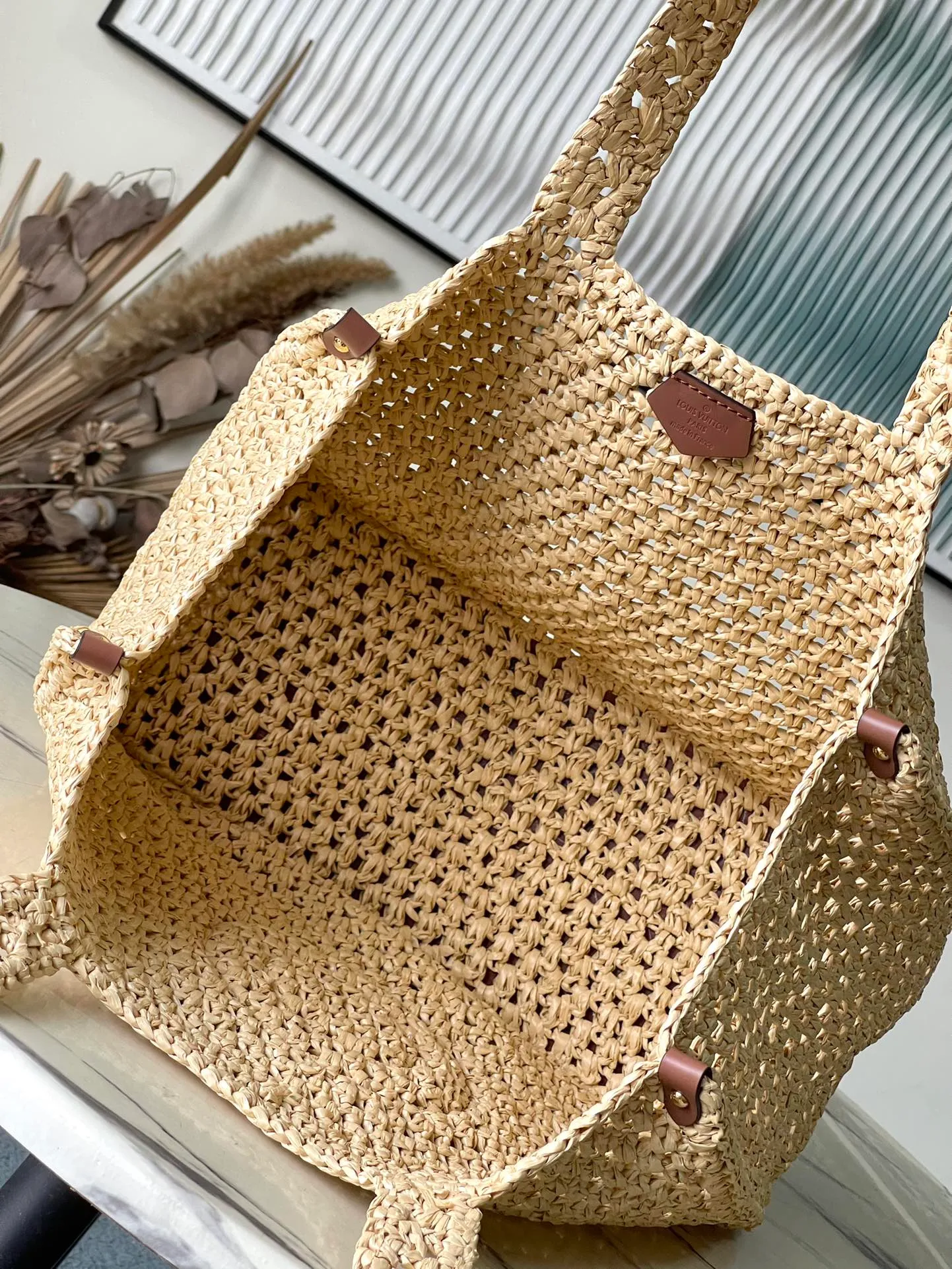 💰1580 Top Original Order M24723 This medium-sized OnTheGo handbag is from the LVBy The Pool series. It is shaped like a tote bag with crocheted raffia and can accommodate a 13-inch laptop, beach towel and other travel essentials. The studded corners are finished in calfskin and are complemented by round Paris patches. Dimensions: 37.5 × 30 × 17 cm