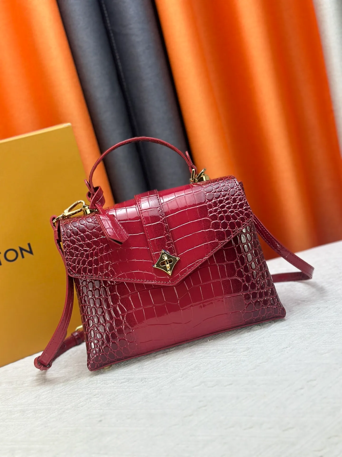 P300 M80527 N82033.N98925 Crocodile black N98928.N80432 Crocodile pink N99017 Crocodile gray N84714 Himalayan N86012 black with crocodile Rose des Vents small handbag is made of smooth and grained calfskin to outline elegant lines, embellished with golden LV padlocks to shine. Clever use of the top handle and detachable and adjustable shoulder strap create an elegant elbow or practical cross-body style for everyday travel. Medium size Length 27 Width 11 Height 19
