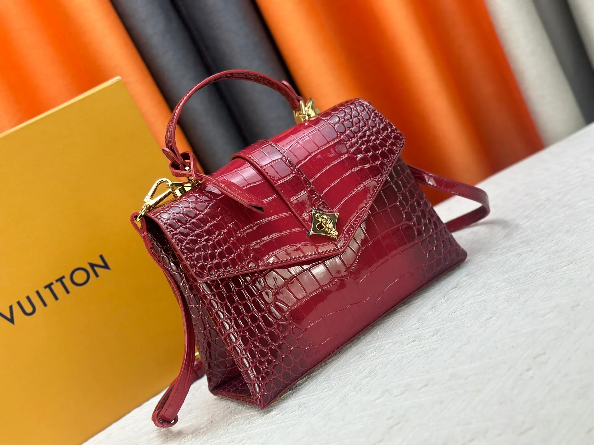 P300 M80527 N82033.N98925 Crocodile black N98928.N80432 Crocodile pink N99017 Crocodile gray N84714 Himalayan N86012 black with crocodile Rose des Vents small handbag is made of smooth and grained calfskin to outline elegant lines, embellished with golden LV padlocks to shine. Clever use of the top handle and detachable and adjustable shoulder strap create an elegant elbow or practical cross-body style for everyday travel. Medium size Length 27 Width 11 Height 19