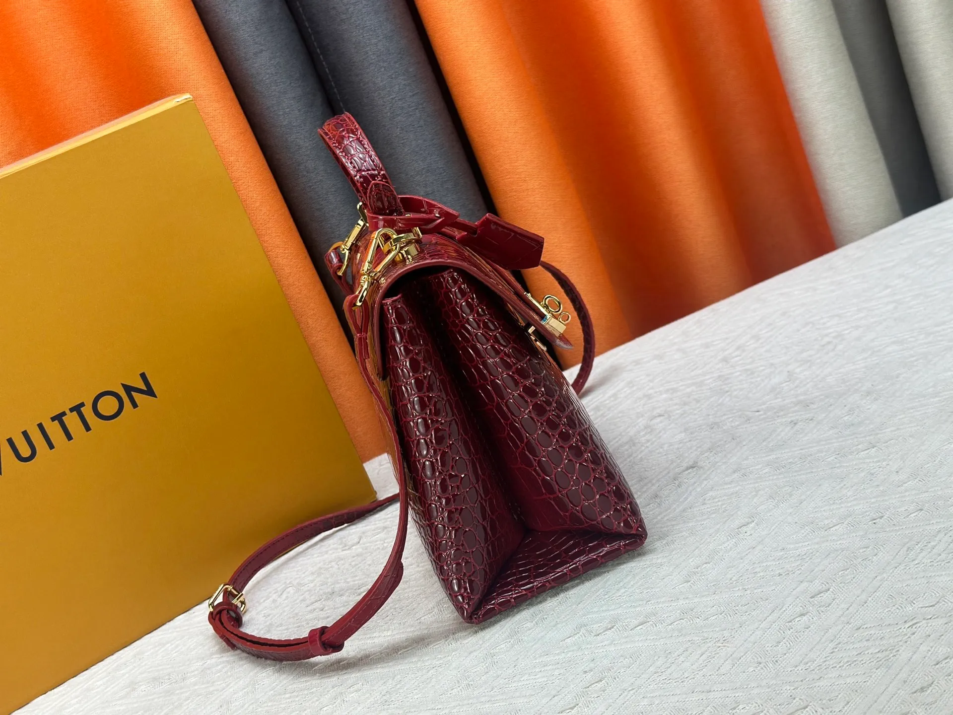 P300 M80527 N82033.N98925 Crocodile black N98928.N80432 Crocodile pink N99017 Crocodile gray N84714 Himalayan N86012 black with crocodile Rose des Vents small handbag is made of smooth and grained calfskin to outline elegant lines, embellished with golden LV padlocks to shine. Clever use of the top handle and detachable and adjustable shoulder strap create an elegant elbow or practical cross-body style for everyday travel. Medium size Length 27 Width 11 Height 19