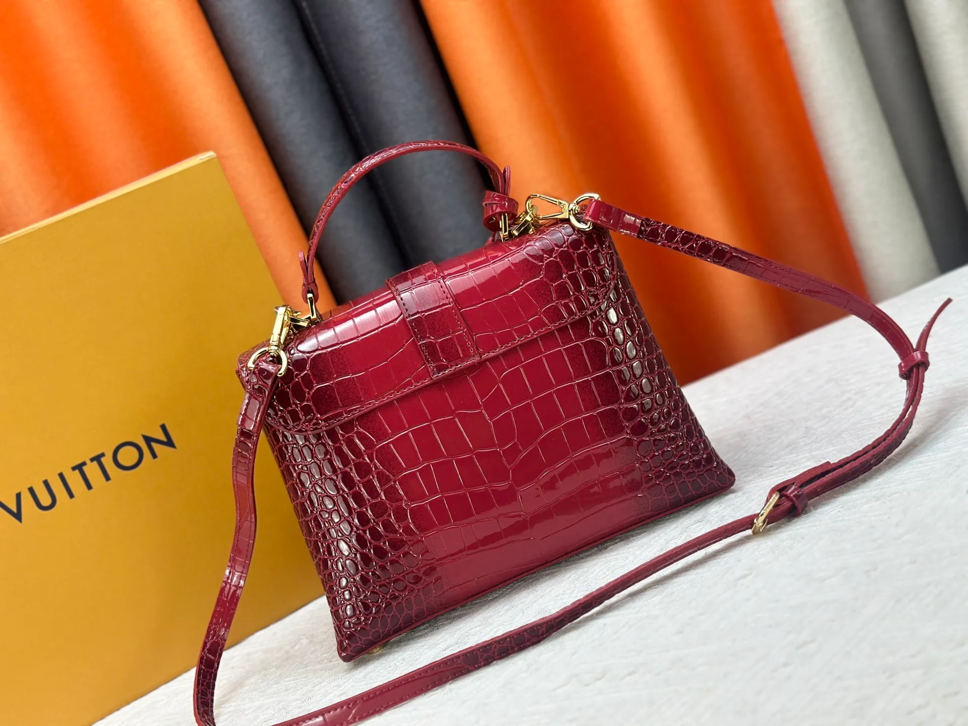 P300 M80527 N82033.N98925 Crocodile black N98928.N80432 Crocodile pink N99017 Crocodile gray N84714 Himalayan N86012 black with crocodile Rose des Vents small handbag is made of smooth and grained calfskin to outline elegant lines, embellished with golden LV padlocks to shine. Clever use of the top handle and detachable and adjustable shoulder strap create an elegant elbow or practical cross-body style for everyday travel. Medium size Length 27 Width 11 Height 19