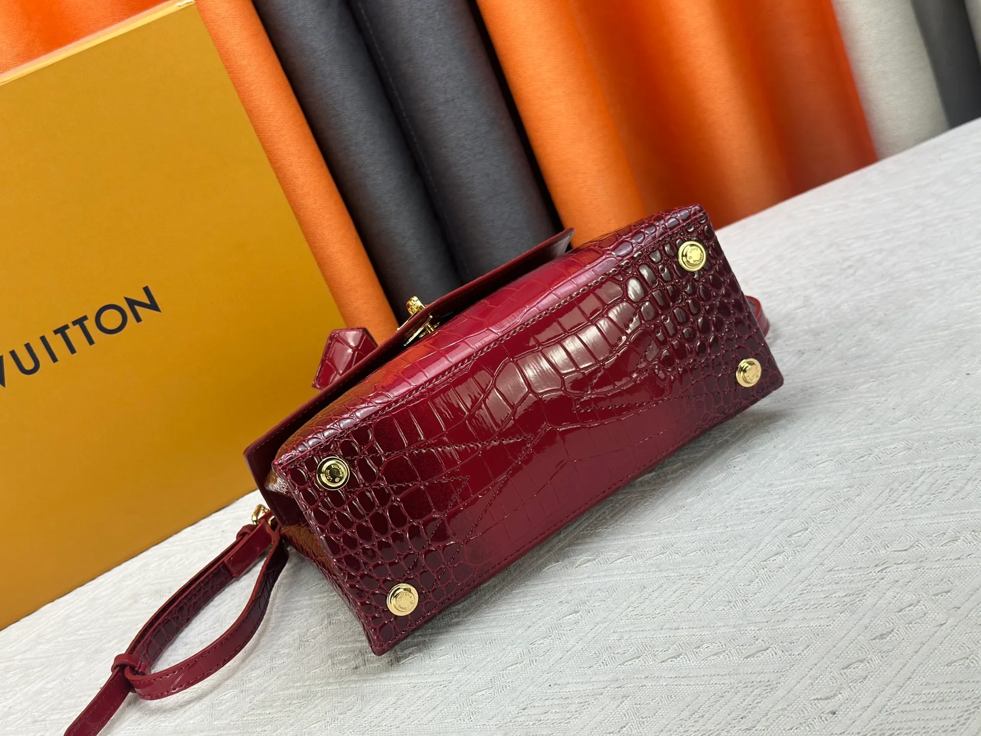 P300 M80527 N82033.N98925 Crocodile black N98928.N80432 Crocodile pink N99017 Crocodile gray N84714 Himalayan N86012 black with crocodile Rose des Vents small handbag is made of smooth and grained calfskin to outline elegant lines, embellished with golden LV padlocks to shine. Clever use of the top handle and detachable and adjustable shoulder strap create an elegant elbow or practical cross-body style for everyday travel. Medium size Length 27 Width 11 Height 19