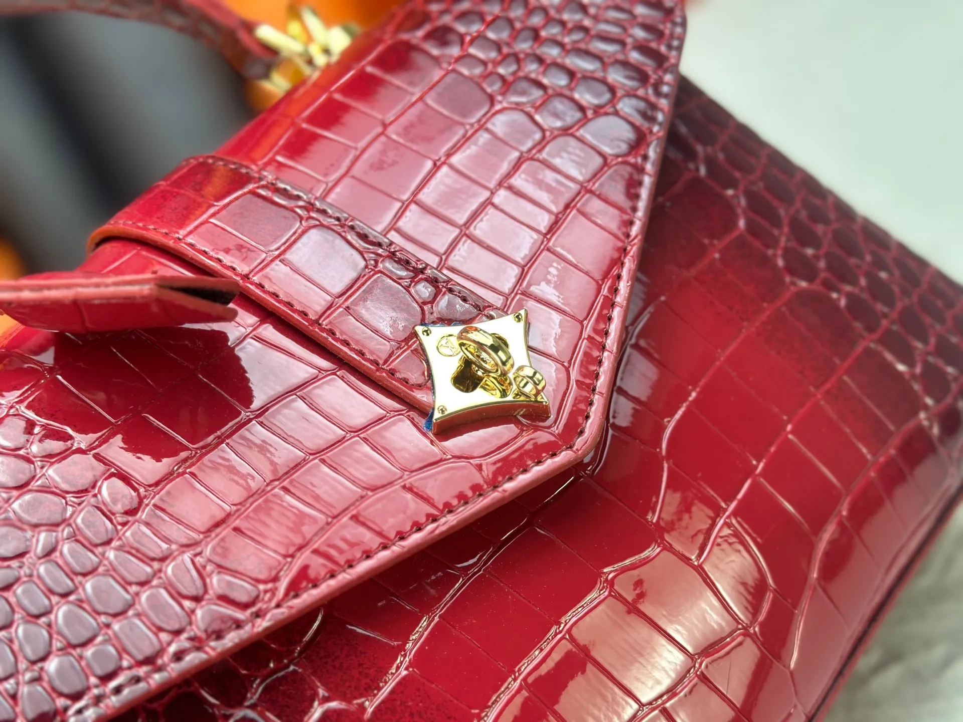 P300 M80527 N82033.N98925 Crocodile black N98928.N80432 Crocodile pink N99017 Crocodile gray N84714 Himalayan N86012 black with crocodile Rose des Vents small handbag is made of smooth and grained calfskin to outline elegant lines, embellished with golden LV padlocks to shine. Clever use of the top handle and detachable and adjustable shoulder strap create an elegant elbow or practical cross-body style for everyday travel. Medium size Length 27 Width 11 Height 19