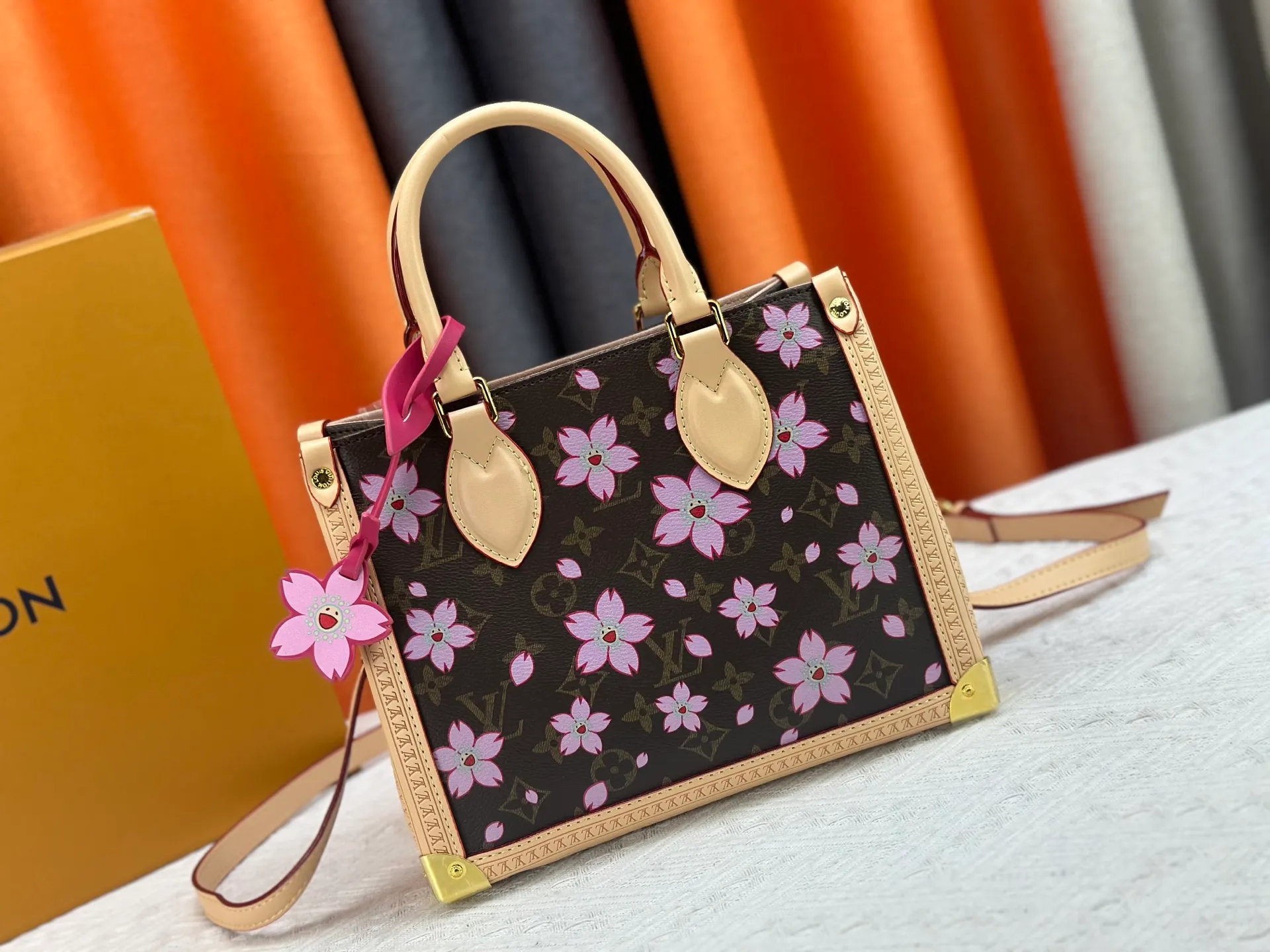 P340 upgrades the original M13079 Sakura 🌸The Louis Vuitton x Murakami reissue series interprets the OnTheGo medium handbag in a smart way. The colorful Monogram canvas body, cowhide leather trim and LV x TM key bag highlight the sophisticated style. The shiny corners recall the design of traditional Louis Vuitton luggage, and the shoulder strap and top handle allow for multiple carrying methods. Dimensions: 25.0 x 11.0 x 19.0 cm (length x height x width)