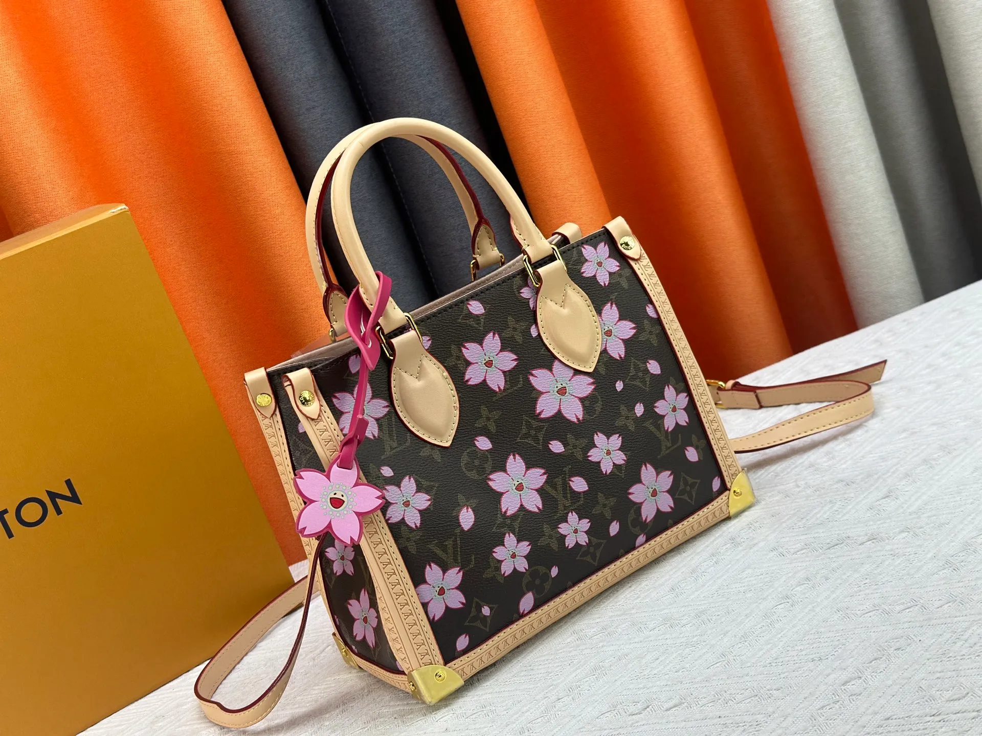P340 upgrades the original M13079 Sakura 🌸The Louis Vuitton x Murakami reissue series interprets the OnTheGo medium handbag in a smart way. The colorful Monogram canvas body, cowhide leather trim and LV x TM key bag highlight the sophisticated style. The shiny corners recall the design of traditional Louis Vuitton luggage, and the shoulder strap and top handle allow for multiple carrying methods. Dimensions: 25.0 x 11.0 x 19.0 cm (length x height x width)