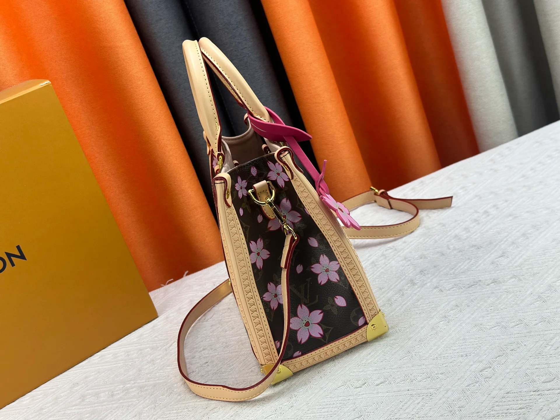 P340 upgrades the original M13079 Sakura 🌸The Louis Vuitton x Murakami reissue series interprets the OnTheGo medium handbag in a smart way. The colorful Monogram canvas body, cowhide leather trim and LV x TM key bag highlight the sophisticated style. The shiny corners recall the design of traditional Louis Vuitton luggage, and the shoulder strap and top handle allow for multiple carrying methods. Dimensions: 25.0 x 11.0 x 19.0 cm (length x height x width)