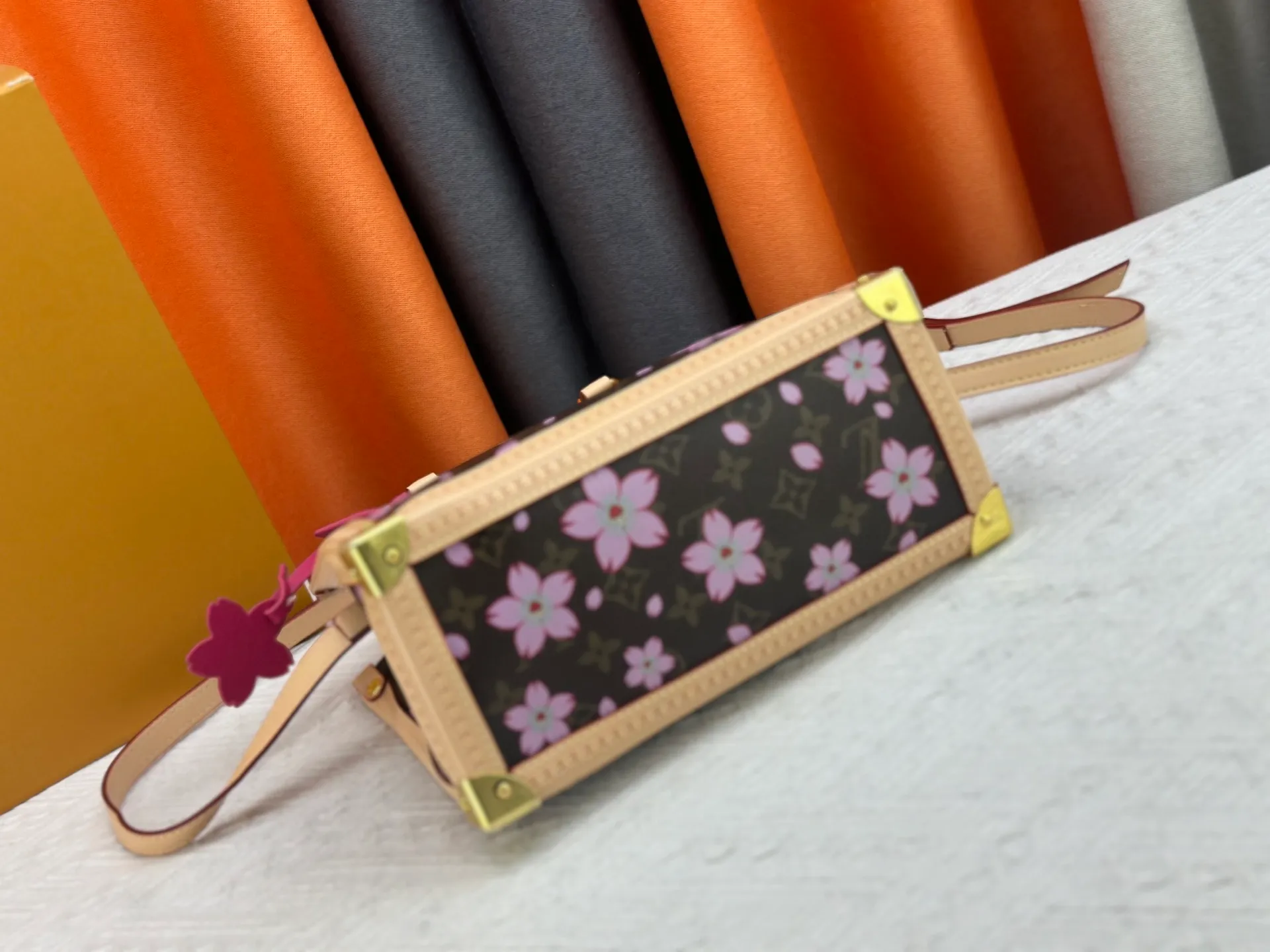 P340 upgrades the original M13079 Sakura 🌸The Louis Vuitton x Murakami reissue series interprets the OnTheGo medium handbag in a smart way. The colorful Monogram canvas body, cowhide leather trim and LV x TM key bag highlight the sophisticated style. The shiny corners recall the design of traditional Louis Vuitton luggage, and the shoulder strap and top handle allow for multiple carrying methods. Dimensions: 25.0 x 11.0 x 19.0 cm (length x height x width)