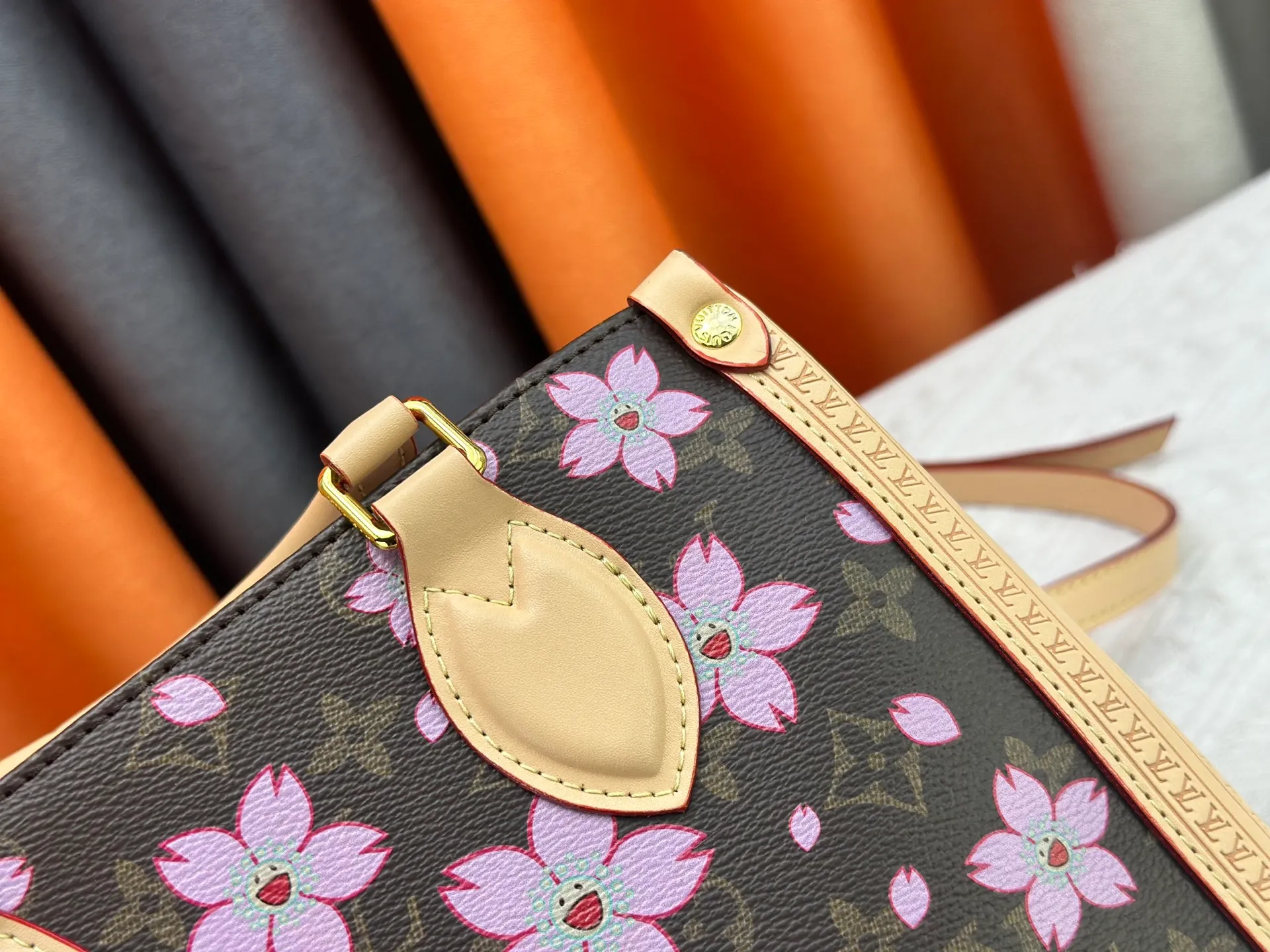 P340 upgrades the original M13079 Sakura 🌸The Louis Vuitton x Murakami reissue series interprets the OnTheGo medium handbag in a smart way. The colorful Monogram canvas body, cowhide leather trim and LV x TM key bag highlight the sophisticated style. The shiny corners recall the design of traditional Louis Vuitton luggage, and the shoulder strap and top handle allow for multiple carrying methods. Dimensions: 25.0 x 11.0 x 19.0 cm (length x height x width)