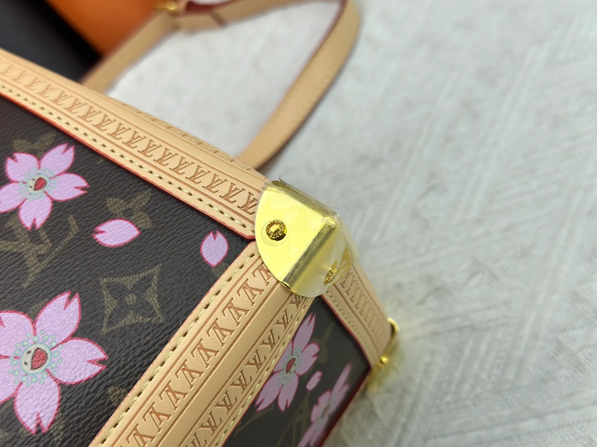 P340 upgrades the original M13079 Sakura 🌸The Louis Vuitton x Murakami reissue series interprets the OnTheGo medium handbag in a smart way. The colorful Monogram canvas body, cowhide leather trim and LV x TM key bag highlight the sophisticated style. The shiny corners recall the design of traditional Louis Vuitton luggage, and the shoulder strap and top handle allow for multiple carrying methods. Dimensions: 25.0 x 11.0 x 19.0 cm (length x height x width)