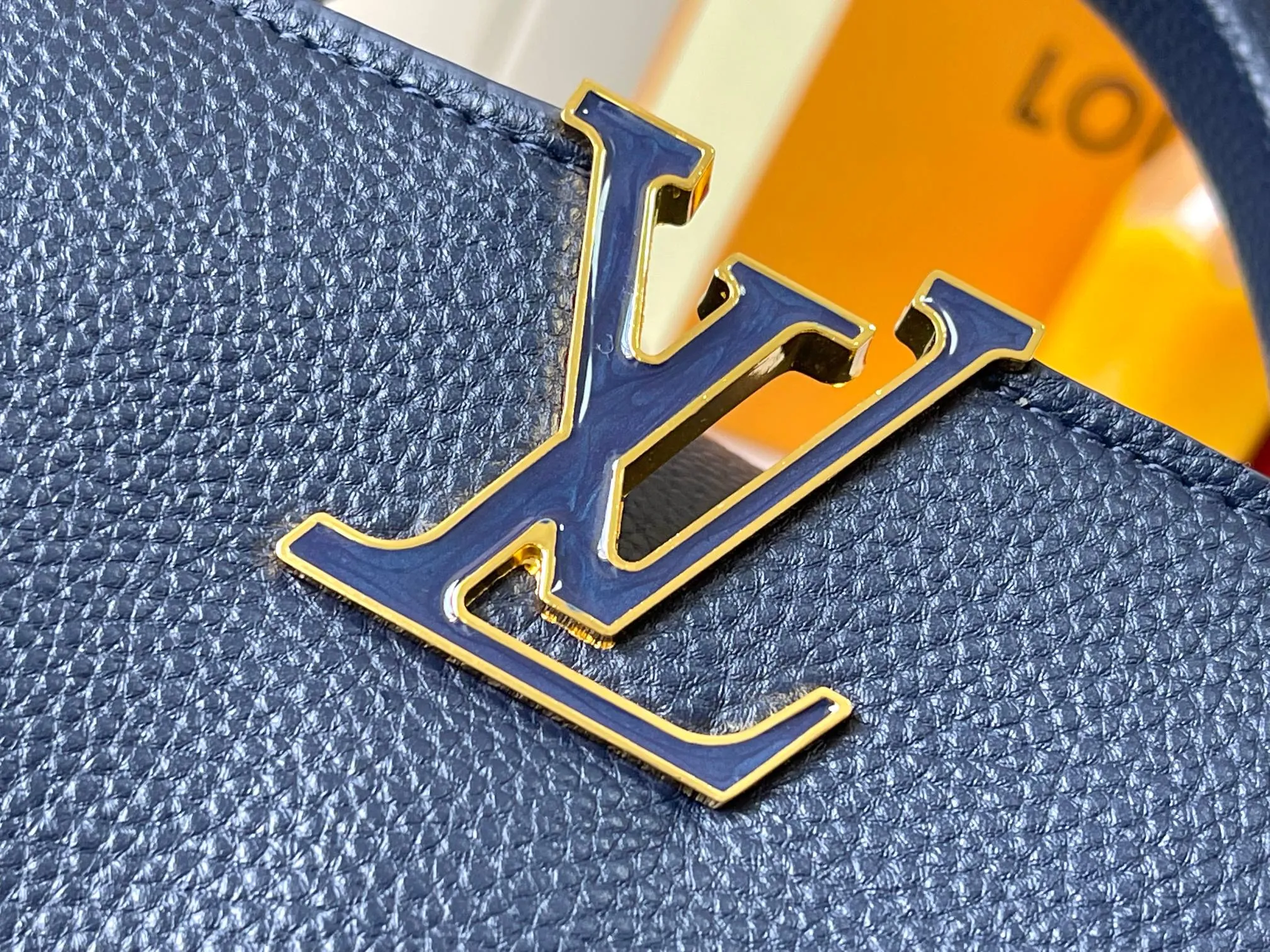 p460 [Guangzhou top quality original] M14970 blue Capucines mini series is named after the Paris street where Louis Vuitton first opened its store in 1854. This time it is added to the Harmony series through a mini version design. Taurillon cow leather creates a classic structure, and the decorative chain gives the Monogram floral jewelry texture. There is plenty of space to store daily necessities such as short wallets, keys, and lipstick. Size:21×14×8cm
