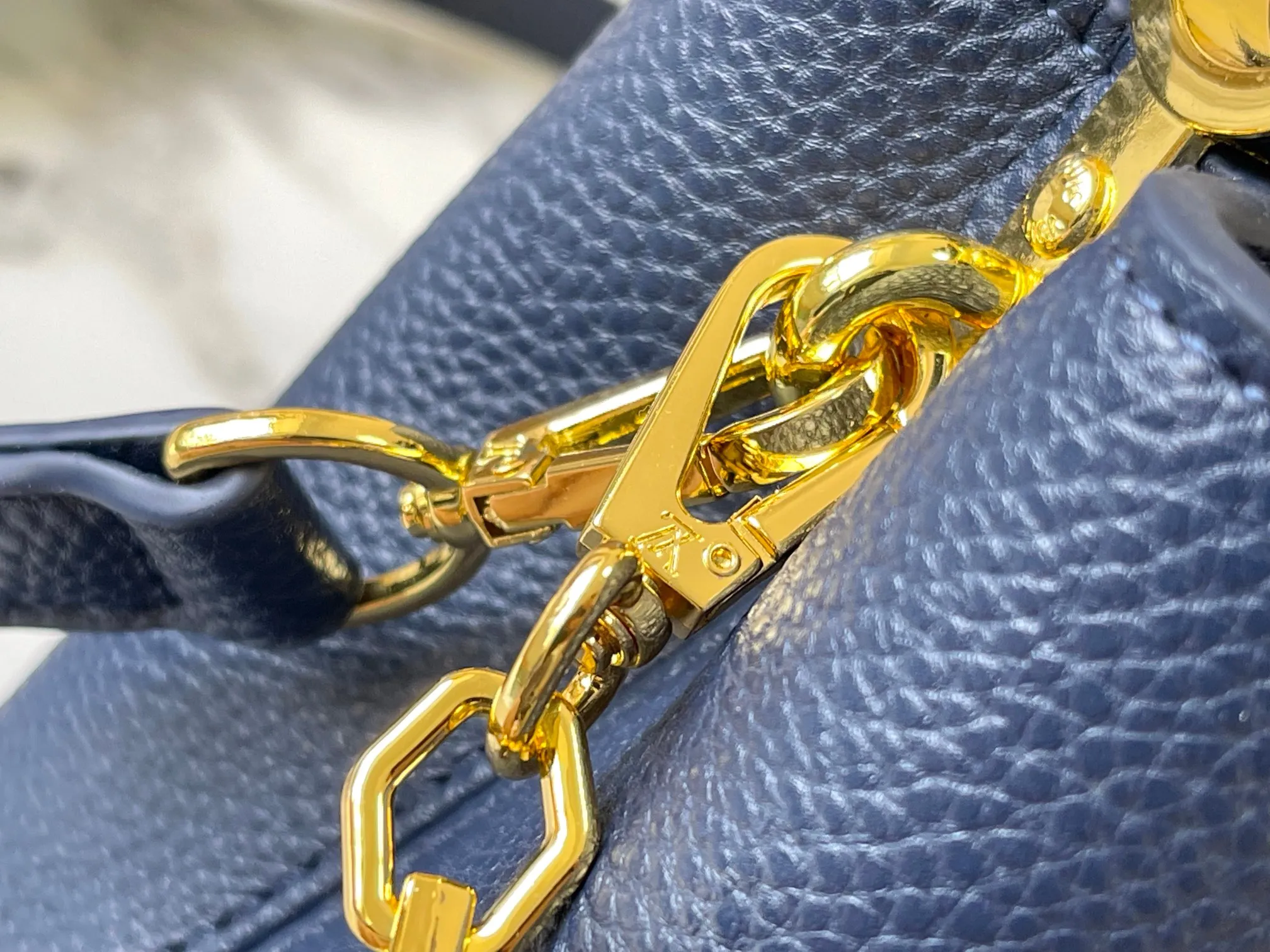 p460 [Guangzhou top quality original] M14970 blue Capucines mini series is named after the Paris street where Louis Vuitton first opened its store in 1854. This time it is added to the Harmony series through a mini version design. Taurillon cow leather creates a classic structure, and the decorative chain gives the Monogram floral jewelry texture. There is plenty of space to store daily necessities such as short wallets, keys, and lipstick. Size:21×14×8cm