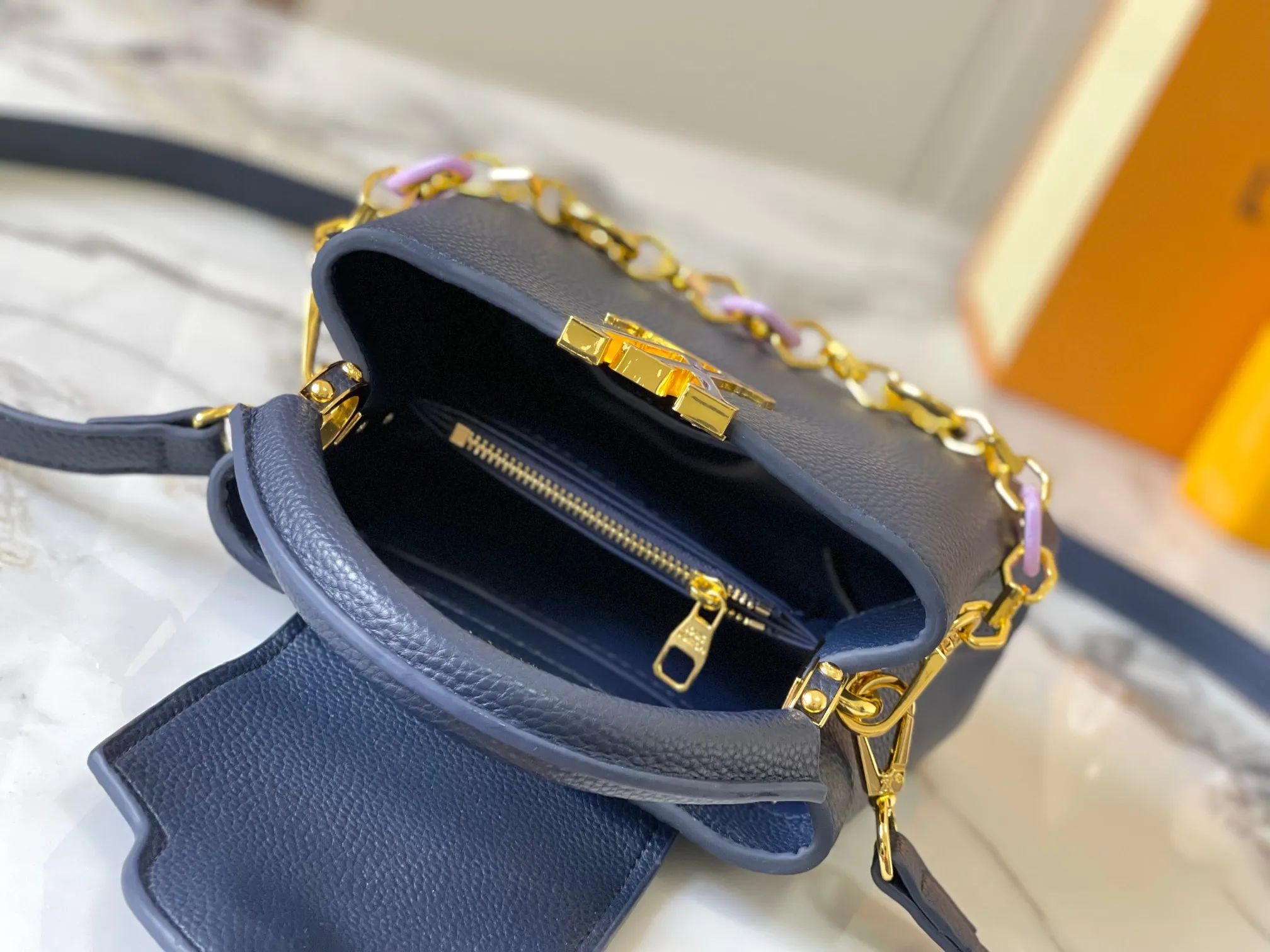 p460 [Guangzhou top quality original] M14970 blue Capucines mini series is named after the Paris street where Louis Vuitton first opened its store in 1854. This time it is added to the Harmony series through a mini version design. Taurillon cow leather creates a classic structure, and the decorative chain gives the Monogram floral jewelry texture. There is plenty of space to store daily necessities such as short wallets, keys, and lipstick. Size:21×14×8cm