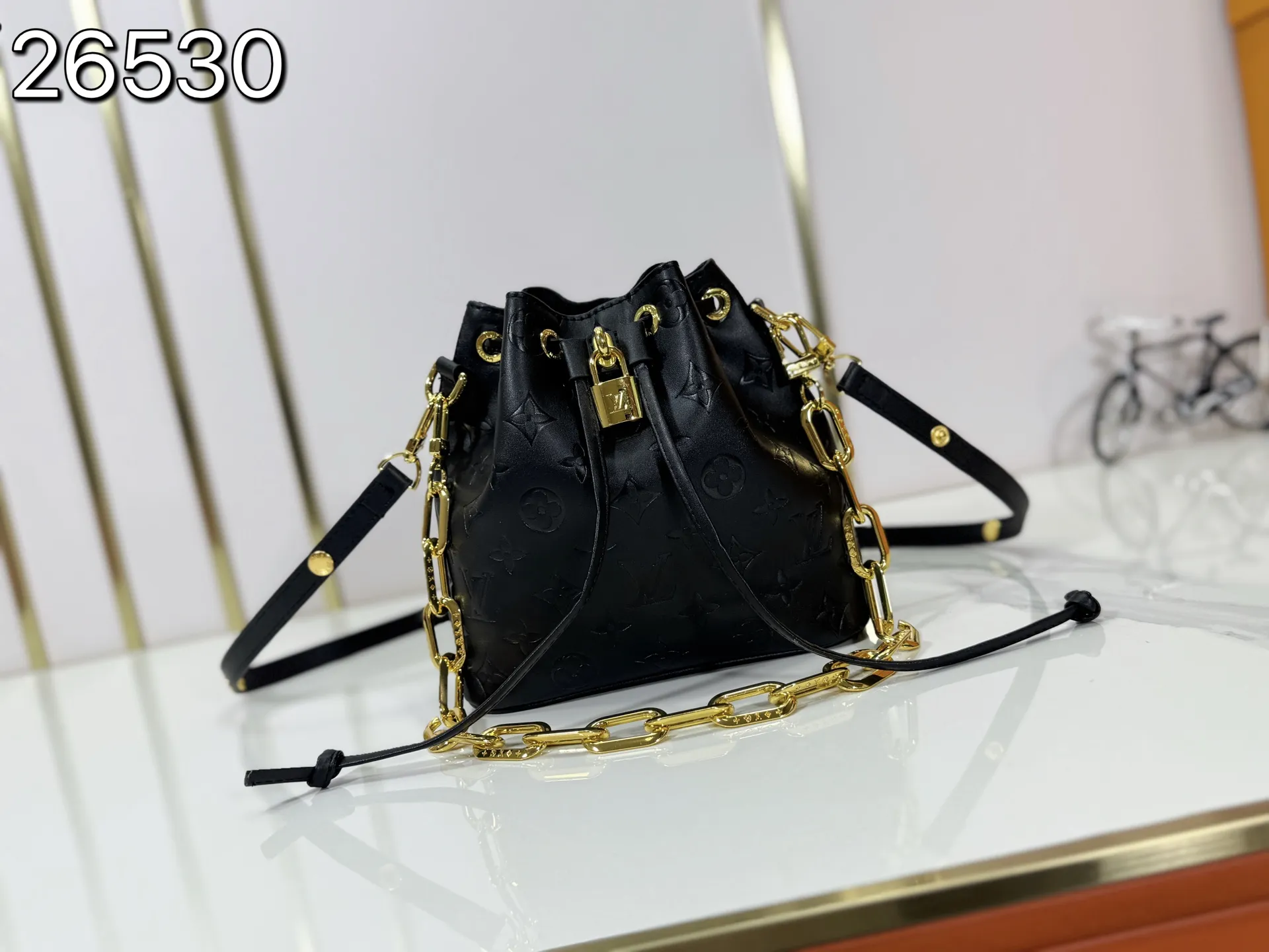P220 upgraded original M26216 M26530 This Bucket handbag is made of exquisite Monogram embossed sheep leather, adding a new softness to the Coussin series. The LV padlock and detachable Coussin chain release the shiny metallic shine, and the practical drawstring design is both fashionable and stylish, providing a variety of carrying options for the bag. Dimensions: 20 x 20 x 10 (cm) ((length x height x width)