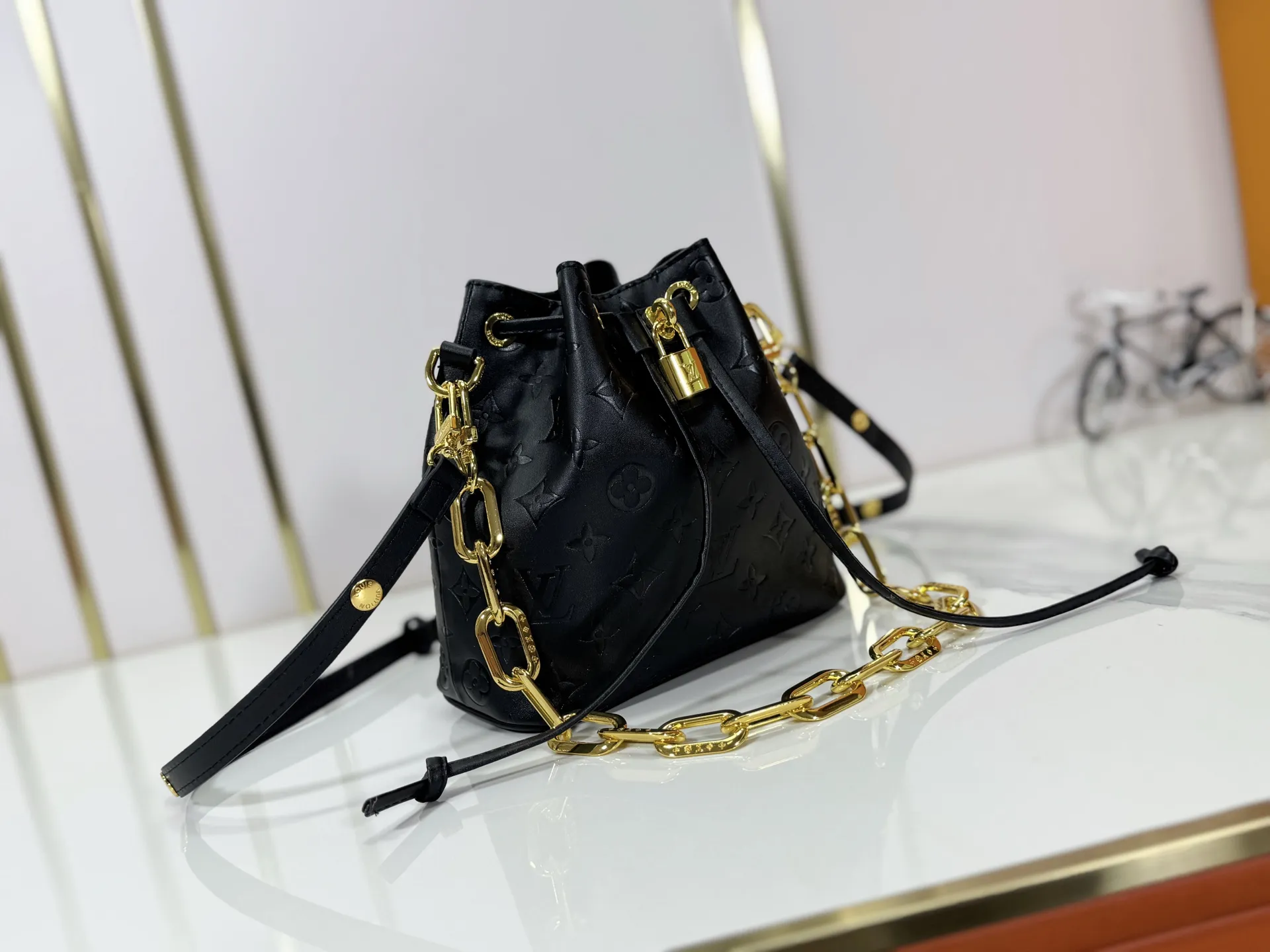 P220 upgraded original M26216 M26530 This Bucket handbag is made of exquisite Monogram embossed sheep leather, adding a new softness to the Coussin series. The LV padlock and detachable Coussin chain release the shiny metallic shine, and the practical drawstring design is both fashionable and stylish, providing a variety of carrying options for the bag. Dimensions: 20 x 20 x 10 (cm) ((length x height x width)