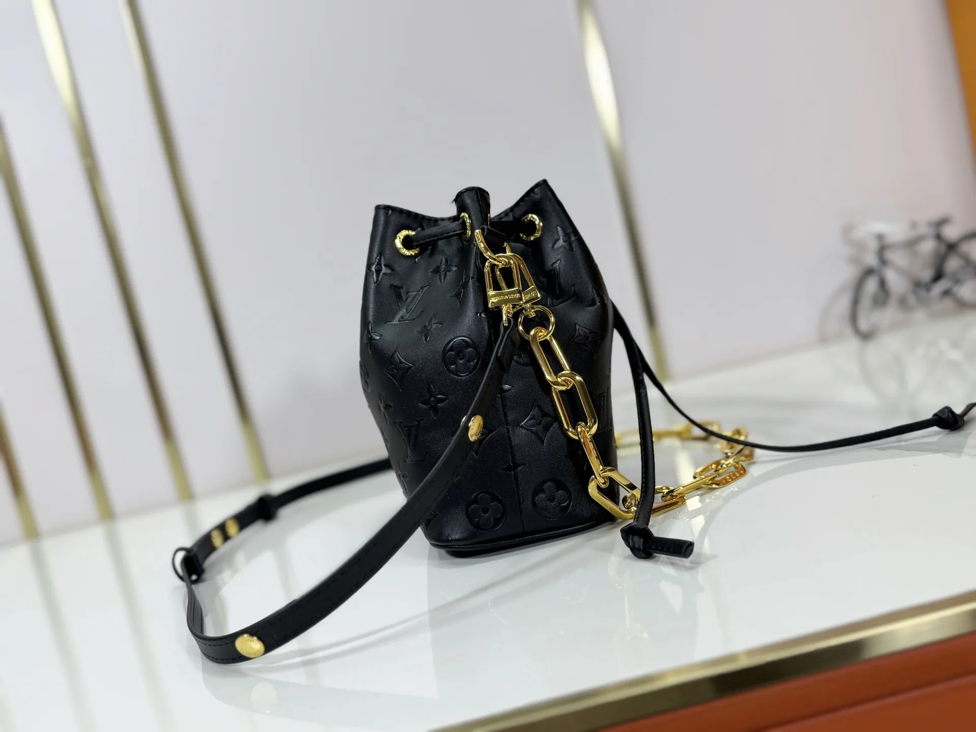 P220 upgraded original M26216 M26530 This Bucket handbag is made of exquisite Monogram embossed sheep leather, adding a new softness to the Coussin series. The LV padlock and detachable Coussin chain release the shiny metallic shine, and the practical drawstring design is both fashionable and stylish, providing a variety of carrying options for the bag. Dimensions: 20 x 20 x 10 (cm) ((length x height x width)
