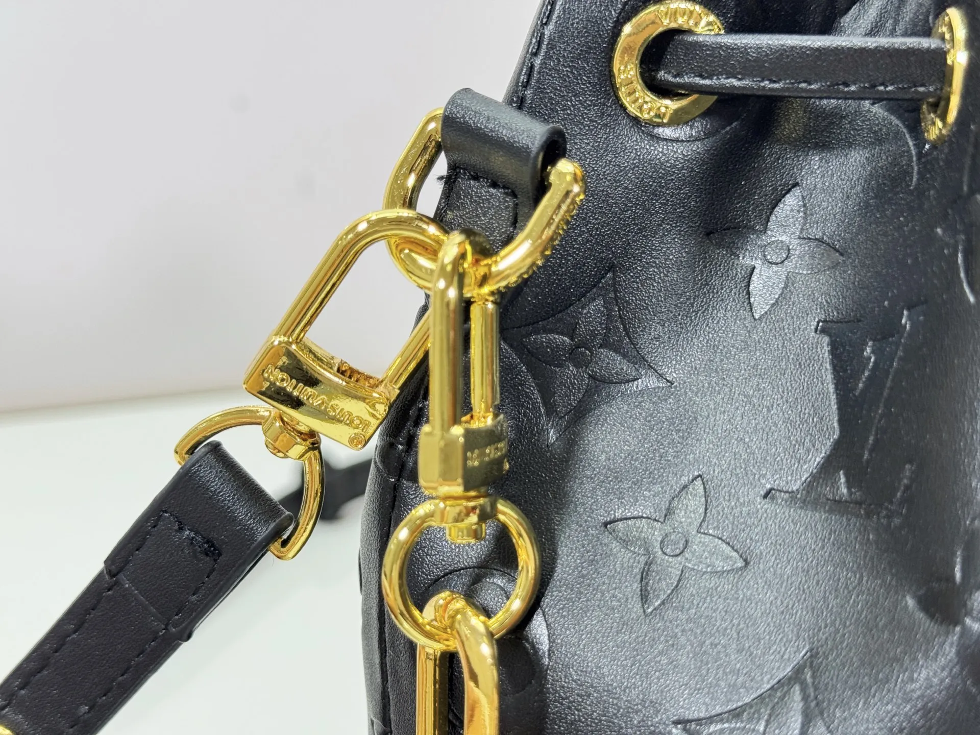 P220 upgraded original M26216 M26530 This Bucket handbag is made of exquisite Monogram embossed sheep leather, adding a new softness to the Coussin series. The LV padlock and detachable Coussin chain release the shiny metallic shine, and the practical drawstring design is both fashionable and stylish, providing a variety of carrying options for the bag. Dimensions: 20 x 20 x 10 (cm) ((length x height x width)