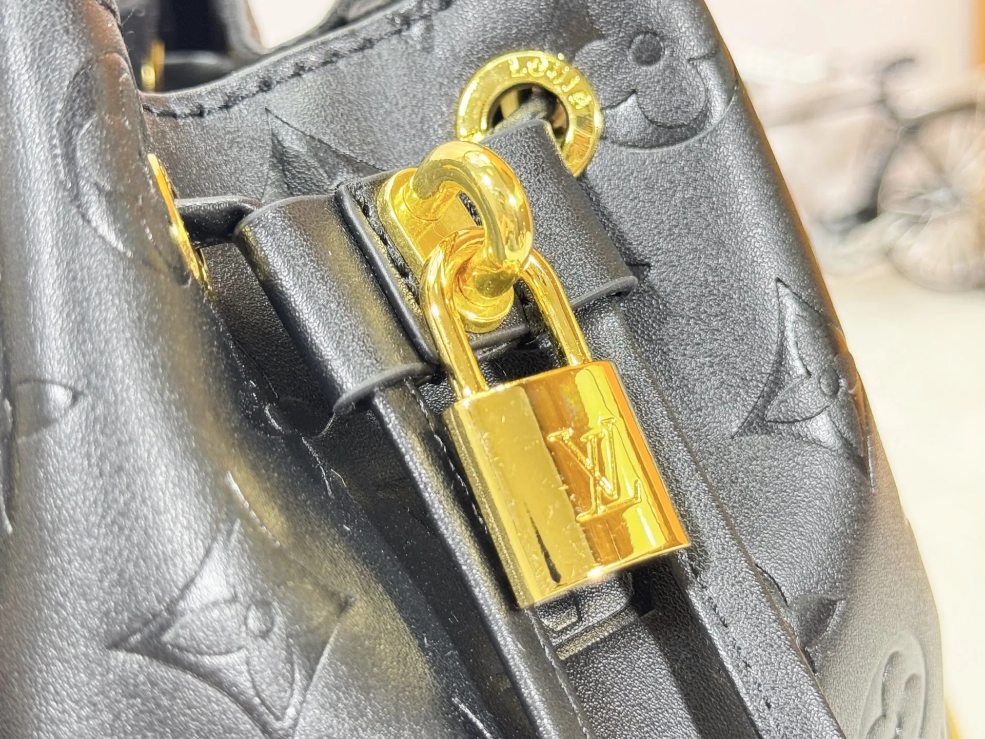 P220 upgraded original M26216 M26530 This Bucket handbag is made of exquisite Monogram embossed sheep leather, adding a new softness to the Coussin series. The LV padlock and detachable Coussin chain release the shiny metallic shine, and the practical drawstring design is both fashionable and stylish, providing a variety of carrying options for the bag. Dimensions: 20 x 20 x 10 (cm) ((length x height x width)