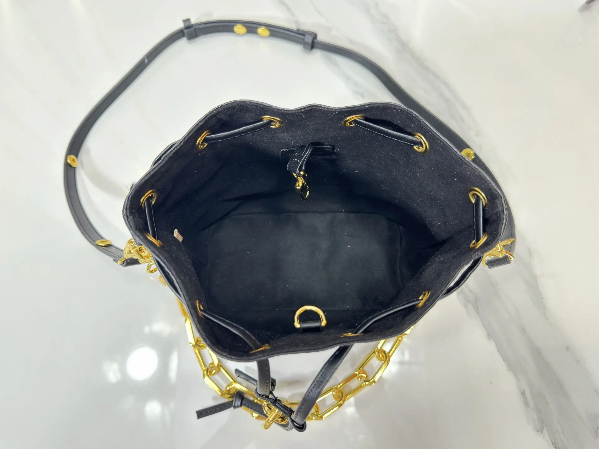 P220 upgraded original M26216 M26530 This Bucket handbag is made of exquisite Monogram embossed sheep leather, adding a new softness to the Coussin series. The LV padlock and detachable Coussin chain release the shiny metallic shine, and the practical drawstring design is both fashionable and stylish, providing a variety of carrying options for the bag. Dimensions: 20 x 20 x 10 (cm) ((length x height x width)