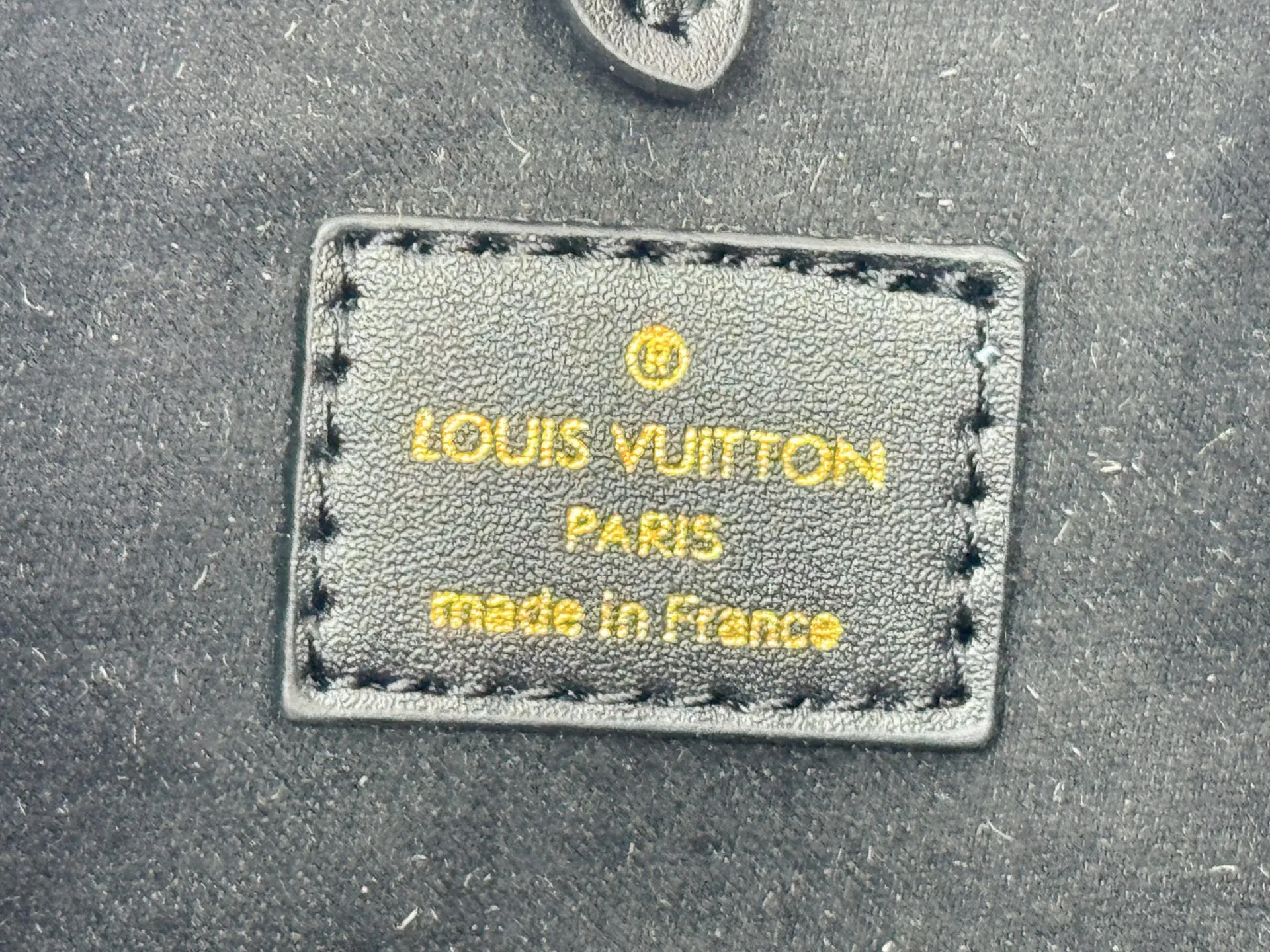 P220 upgraded original M26216 M26530 This Bucket handbag is made of exquisite Monogram embossed sheep leather, adding a new softness to the Coussin series. The LV padlock and detachable Coussin chain release the shiny metallic shine, and the practical drawstring design is both fashionable and stylish, providing a variety of carrying options for the bag. Dimensions: 20 x 20 x 10 (cm) ((length x height x width)