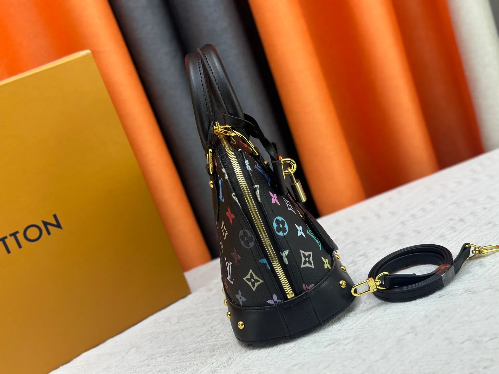 P300 Upgraded original M13078 M53152 This Alma BB handbag exudes the cheerful style of the Louis Vuitton x Murakami collaboration series, cleverly recalling the Art Deco design of the 1930s. Monogram coated canvas renders Murakami's playful tones, while classic calfskin touches the Toron handle, base, detachable shoulder strap and LV x TM key holder. 17.5 x 11.5 x 23.5 cm (height x width x length)