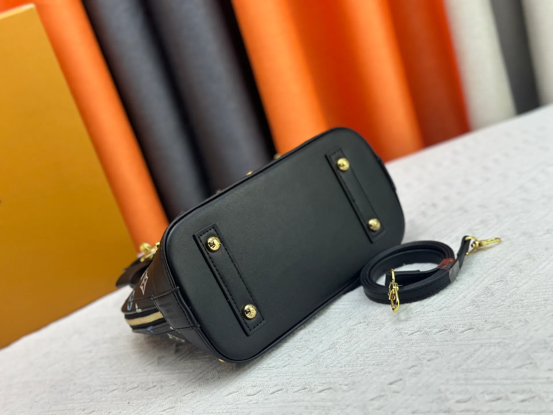 P300 Upgraded original M13078 M53152 This Alma BB handbag exudes the cheerful style of the Louis Vuitton x Murakami collaboration series, cleverly recalling the Art Deco design of the 1930s. Monogram coated canvas renders Murakami's playful tones, while classic calfskin touches the Toron handle, base, detachable shoulder strap and LV x TM key holder. 17.5 x 11.5 x 23.5 cm (height x width x length)