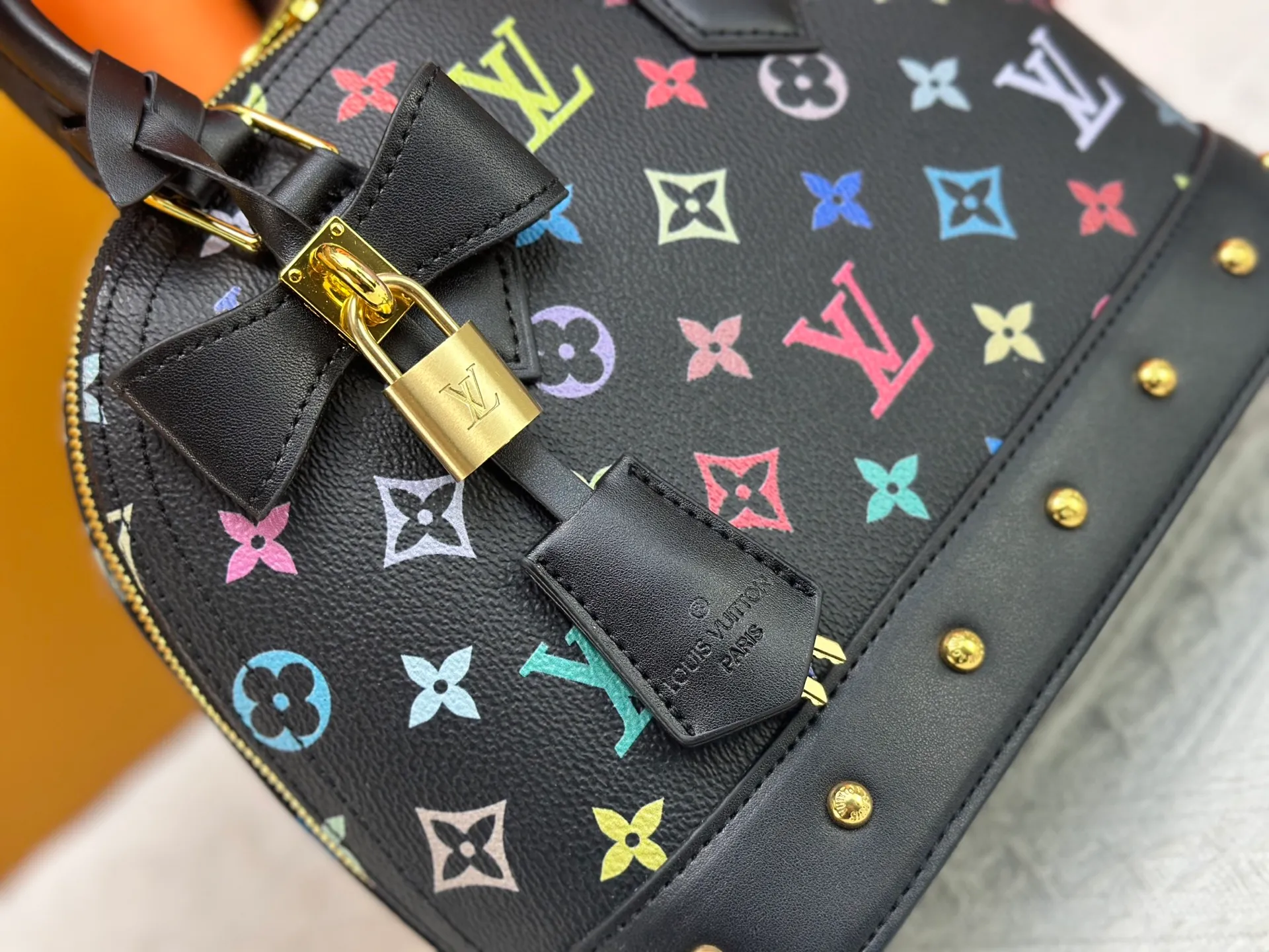 P300 Upgraded original M13078 M53152 This Alma BB handbag exudes the cheerful style of the Louis Vuitton x Murakami collaboration series, cleverly recalling the Art Deco design of the 1930s. Monogram coated canvas renders Murakami's playful tones, while classic calfskin touches the Toron handle, base, detachable shoulder strap and LV x TM key holder. 17.5 x 11.5 x 23.5 cm (height x width x length)