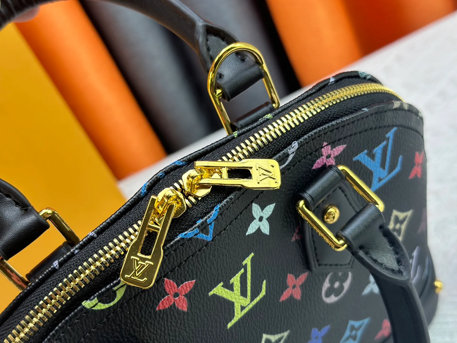 P300 Upgraded original M13078 M53152 This Alma BB handbag exudes the cheerful style of the Louis Vuitton x Murakami collaboration series, cleverly recalling the Art Deco design of the 1930s. Monogram coated canvas renders Murakami's playful tones, while classic calfskin touches the Toron handle, base, detachable shoulder strap and LV x TM key holder. 17.5 x 11.5 x 23.5 cm (height x width x length)