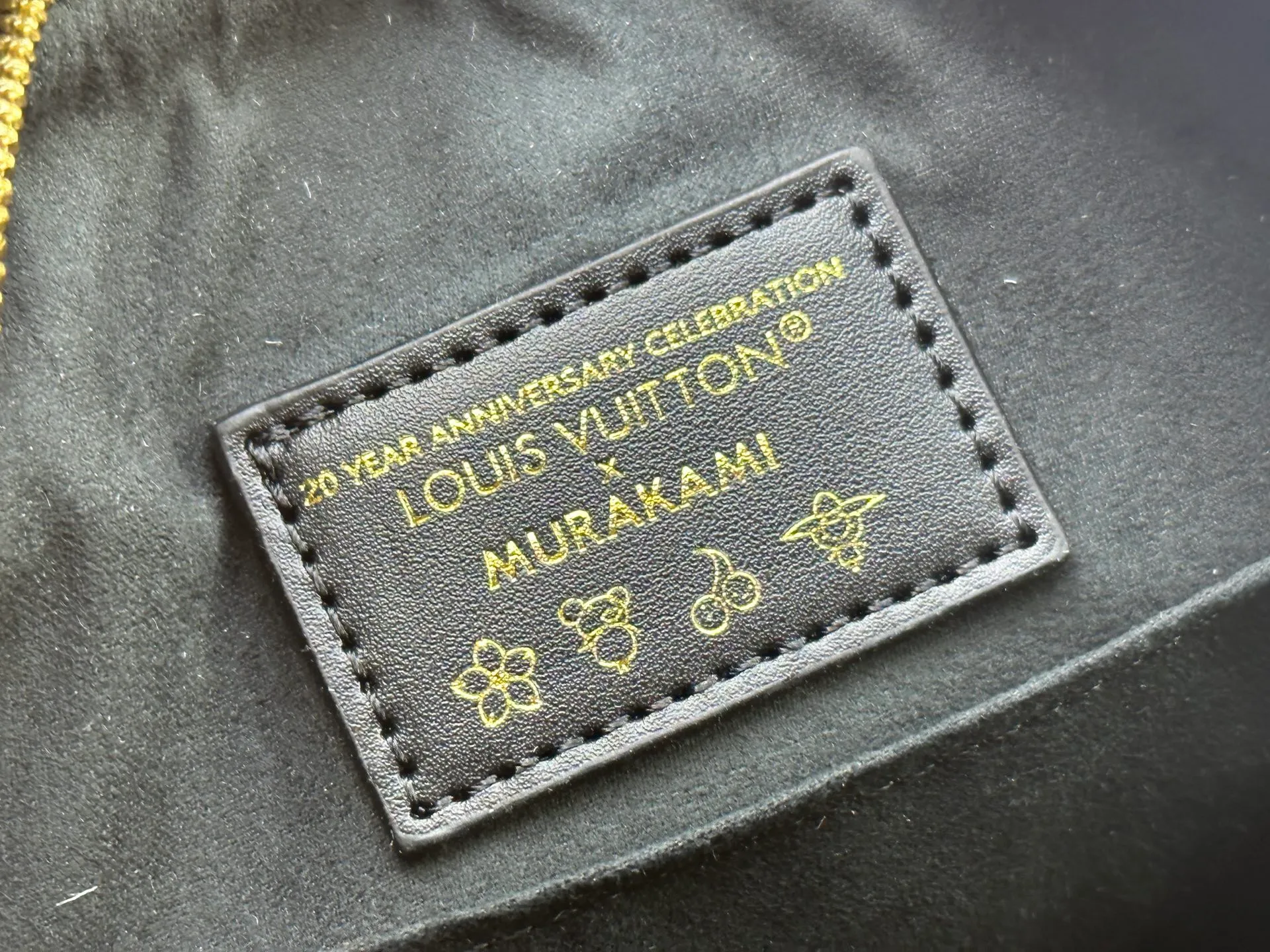 P300 Upgraded original M13078 M53152 This Alma BB handbag exudes the cheerful style of the Louis Vuitton x Murakami collaboration series, cleverly recalling the Art Deco design of the 1930s. Monogram coated canvas renders Murakami's playful tones, while classic calfskin touches the Toron handle, base, detachable shoulder strap and LV x TM key holder. 17.5 x 11.5 x 23.5 cm (height x width x length)