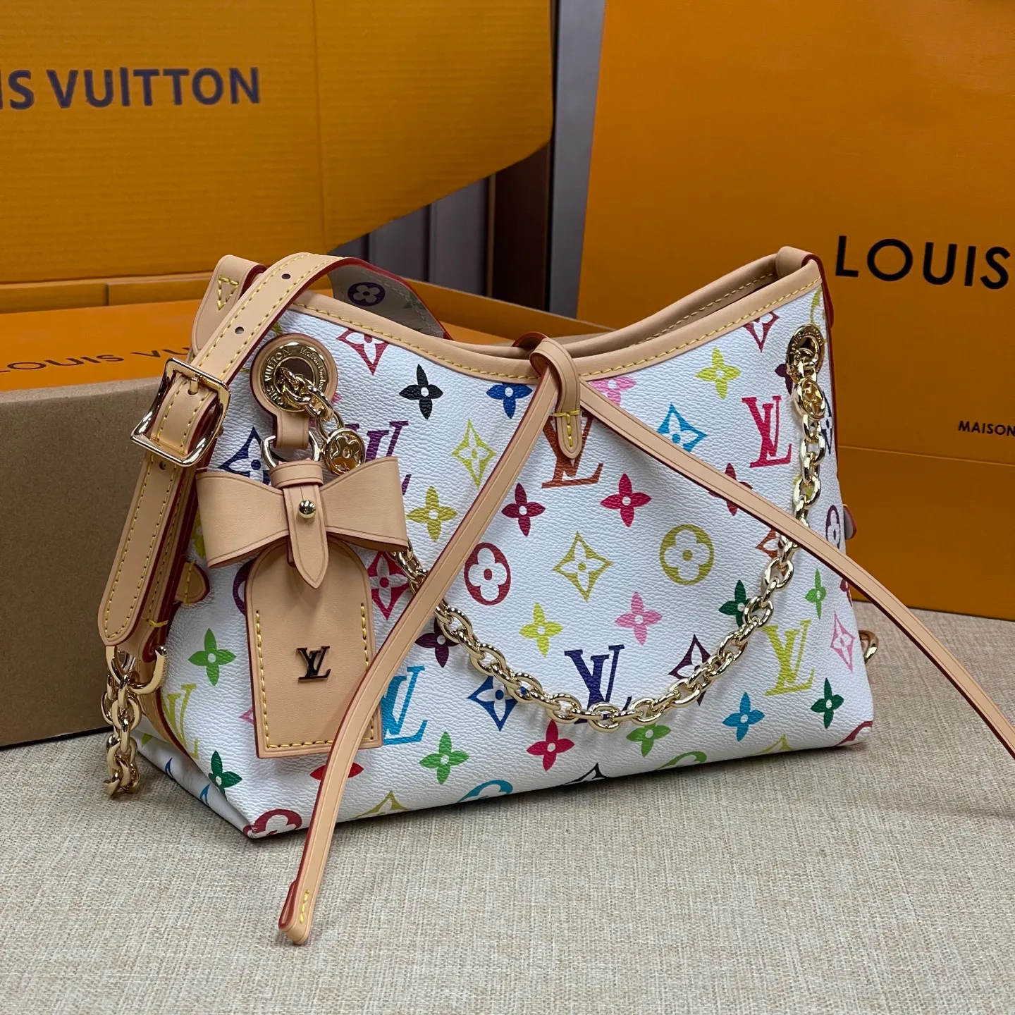 [Upgraded version] Batch 520 three-color series counter new model·Upgraded version·With gift box🎁Packaging😘Model M13014 This CarryAll BB handbag is made of Monogram canvas, and the dazzling chain is embellished with Monogram flowers, lighting up day and night occasions with a trendy look. A leather name tag complements the lace-up closure, and an interior zippered pocket provides easy access to your credit cards. 17 x 10 x 26 厘米 (高 x 宽 x 长度)