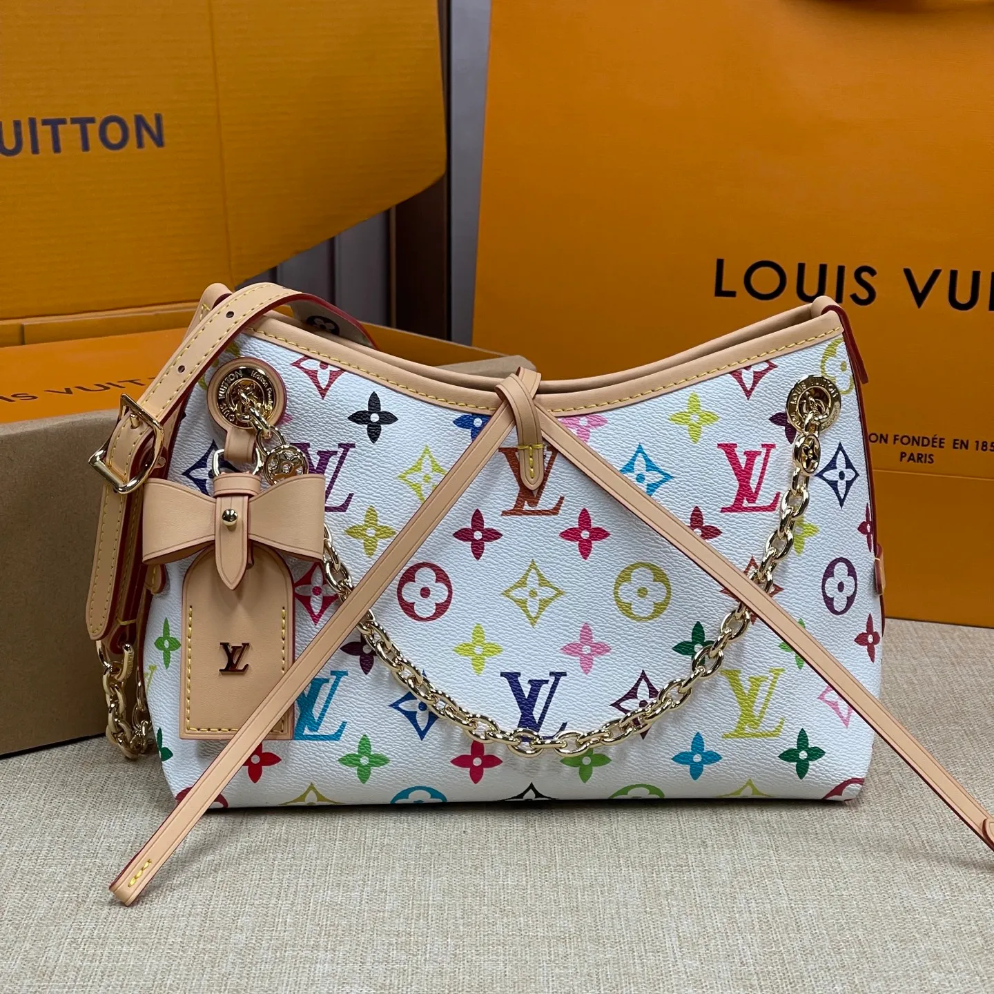 [Upgraded version] Batch 520 three-color series counter new model·Upgraded version·With gift box🎁Packaging😘Model M13014 This CarryAll BB handbag is made of Monogram canvas, and the dazzling chain is embellished with Monogram flowers, lighting up day and night occasions with a trendy look. A leather name tag complements the lace-up closure, and an interior zippered pocket provides easy access to your credit cards. 17 x 10 x 26 厘米 (高 x 宽 x 长度)