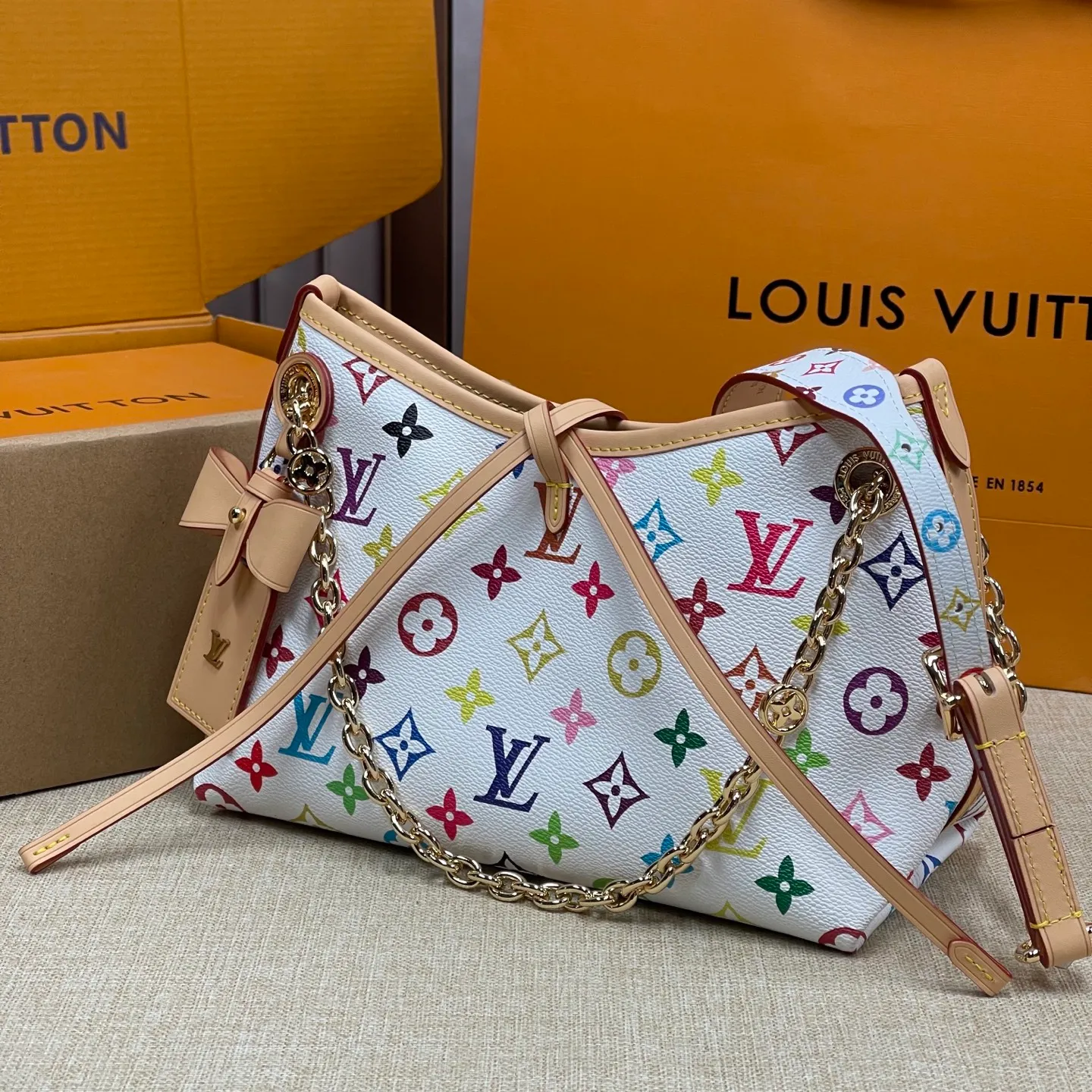 [Upgraded version] Batch 520 three-color series counter new model·Upgraded version·With gift box🎁Packaging😘Model M13014 This CarryAll BB handbag is made of Monogram canvas, and the dazzling chain is embellished with Monogram flowers, lighting up day and night occasions with a trendy look. A leather name tag complements the lace-up closure, and an interior zippered pocket provides easy access to your credit cards. 17 x 10 x 26 厘米 (高 x 宽 x 长度)