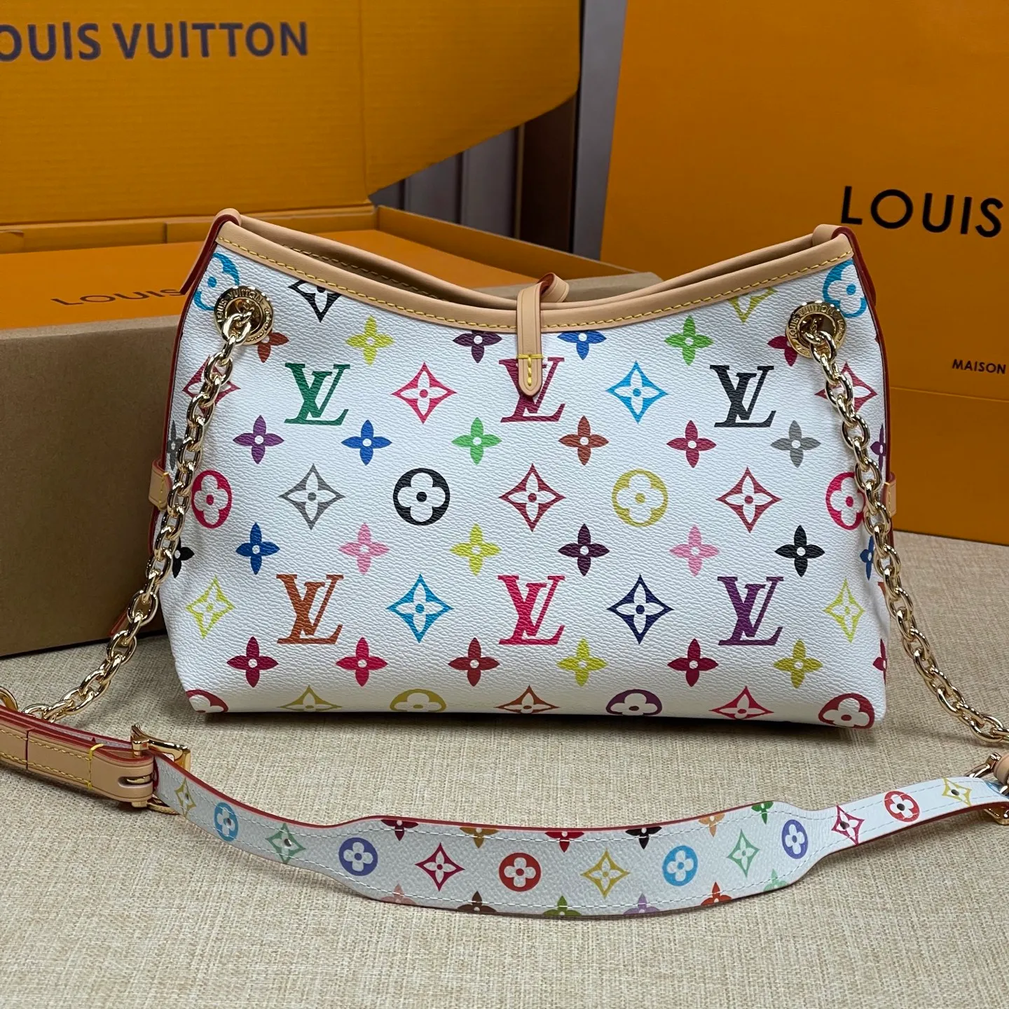 [Upgraded version] Batch 520 three-color series counter new model·Upgraded version·With gift box🎁Packaging😘Model M13014 This CarryAll BB handbag is made of Monogram canvas, and the dazzling chain is embellished with Monogram flowers, lighting up day and night occasions with a trendy look. A leather name tag complements the lace-up closure, and an interior zippered pocket provides easy access to your credit cards. 17 x 10 x 26 厘米 (高 x 宽 x 长度)