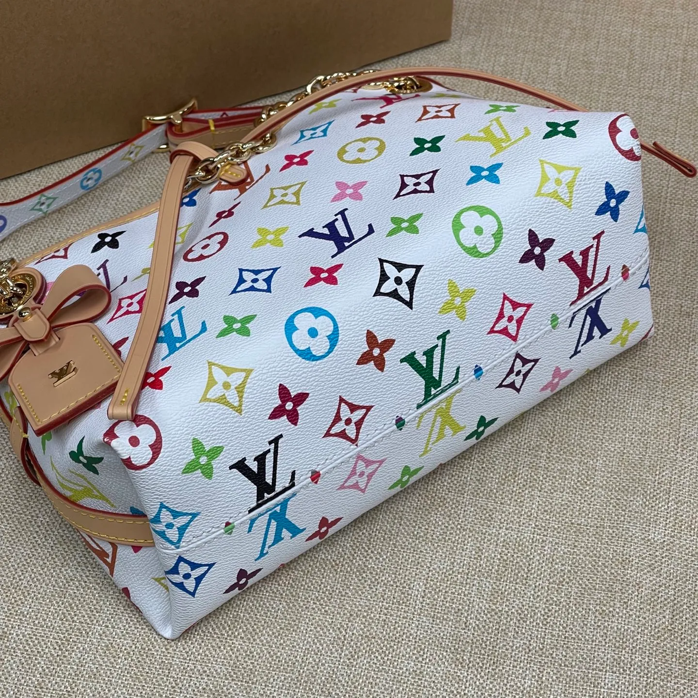 [Upgraded version] Batch 520 three-color series counter new model·Upgraded version·With gift box🎁Packaging😘Model M13014 This CarryAll BB handbag is made of Monogram canvas, and the dazzling chain is embellished with Monogram flowers, lighting up day and night occasions with a trendy look. A leather name tag complements the lace-up closure, and an interior zippered pocket provides easy access to your credit cards. 17 x 10 x 26 厘米 (高 x 宽 x 长度)