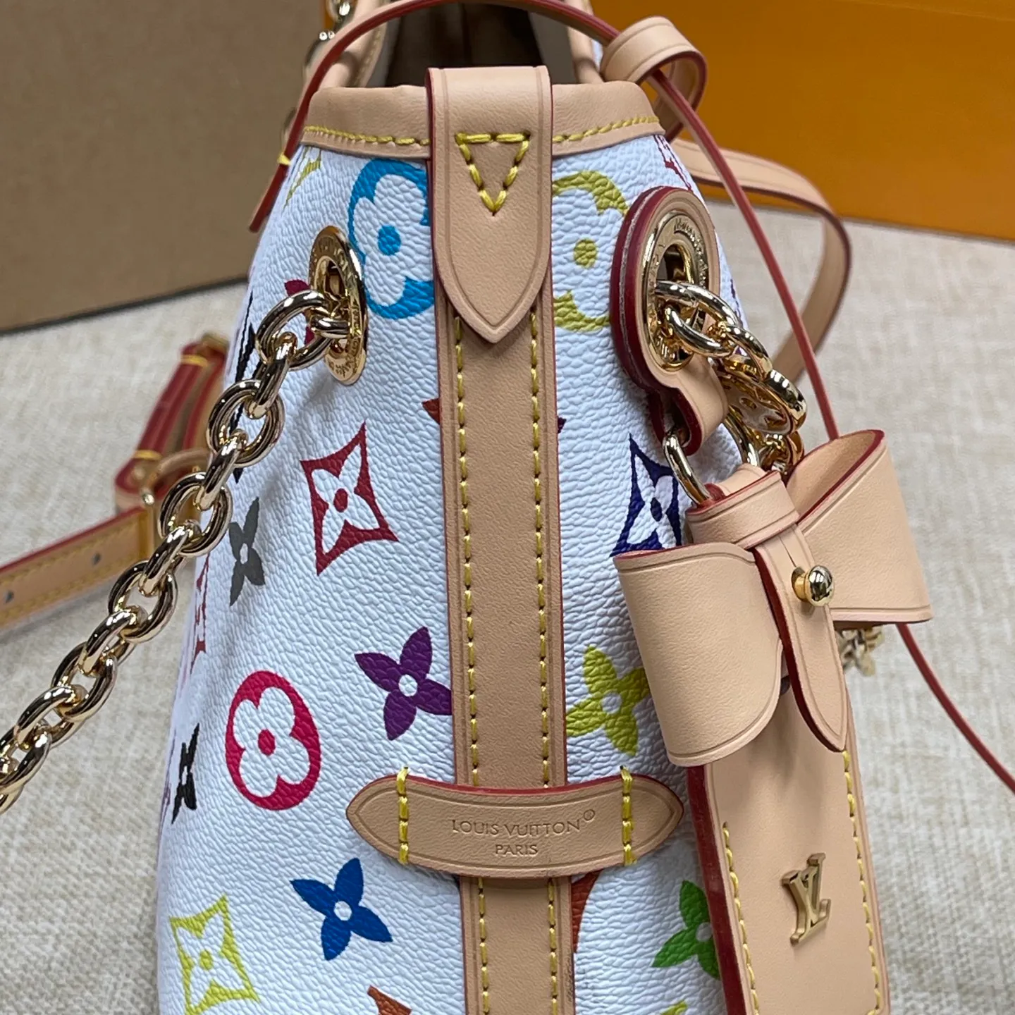 [Upgraded version] Batch 520 three-color series counter new model·Upgraded version·With gift box🎁Packaging😘Model M13014 This CarryAll BB handbag is made of Monogram canvas, and the dazzling chain is embellished with Monogram flowers, lighting up day and night occasions with a trendy look. A leather name tag complements the lace-up closure, and an interior zippered pocket provides easy access to your credit cards. 17 x 10 x 26 厘米 (高 x 宽 x 长度)
