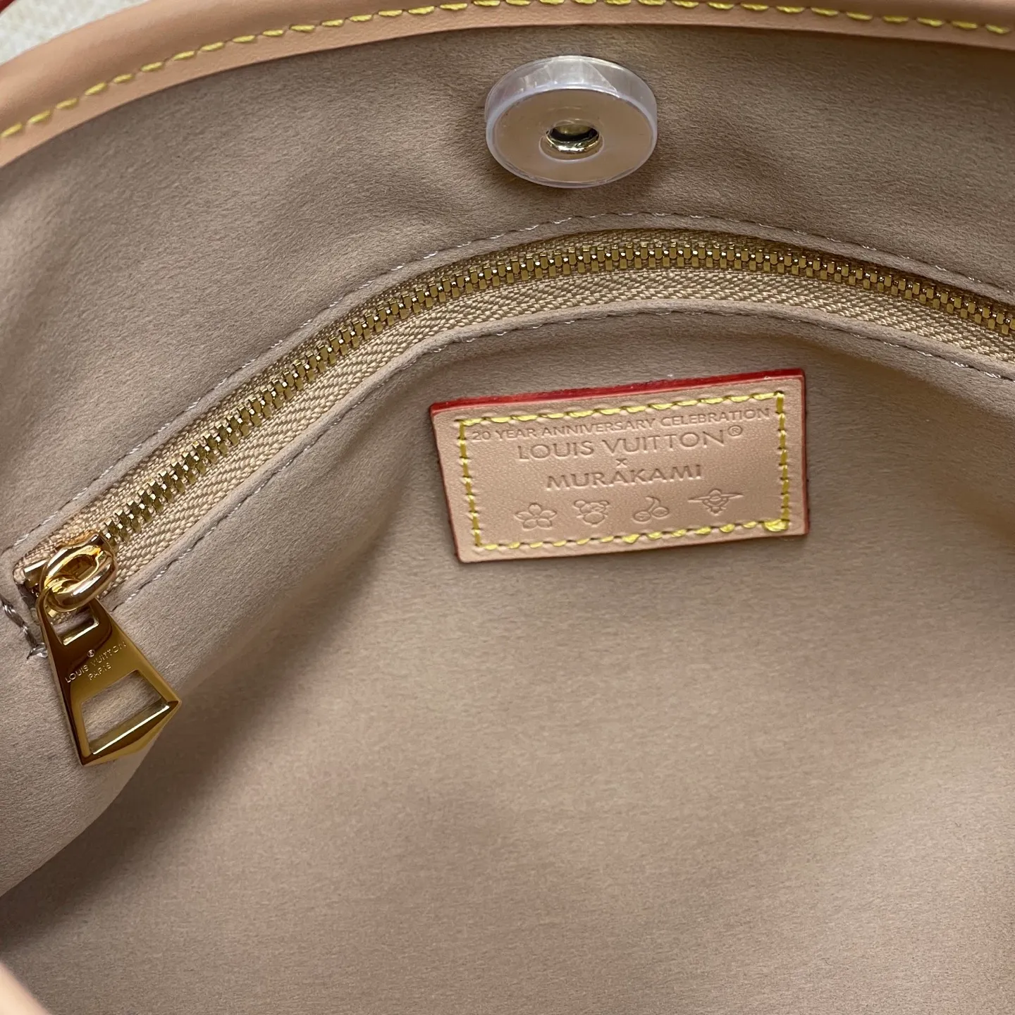 [Upgraded version] Batch 520 three-color series counter new model·Upgraded version·With gift box🎁Packaging😘Model M13014 This CarryAll BB handbag is made of Monogram canvas, and the dazzling chain is embellished with Monogram flowers, lighting up day and night occasions with a trendy look. A leather name tag complements the lace-up closure, and an interior zippered pocket provides easy access to your credit cards. 17 x 10 x 26 厘米 (高 x 宽 x 长度)