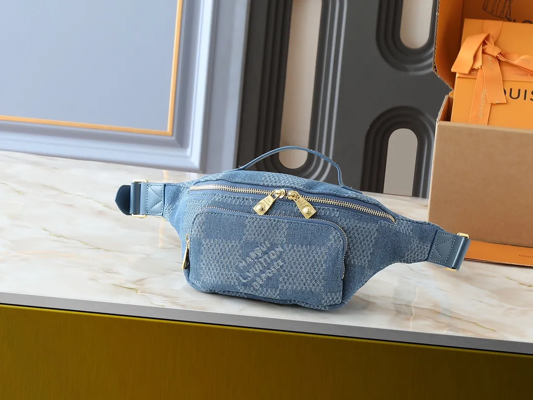 💰240💰Upgraded from the original M00205 M43644 This Rush waist bag combines Damier Denim 3D cotton canvas and shiny metal parts, and uses a large plaid to tell the inspiration of the brand's Damier pattern. Pharrell Williams added beaded inlay details to the zipper pull, and the adjustable shoulder strap allows for comfortable waist, shoulder or cross-body styling, making it an elegant choice that accommodates your daily needs. Dimensions: 30.0 x 15.0 x 8.0 cm (length x height x width)