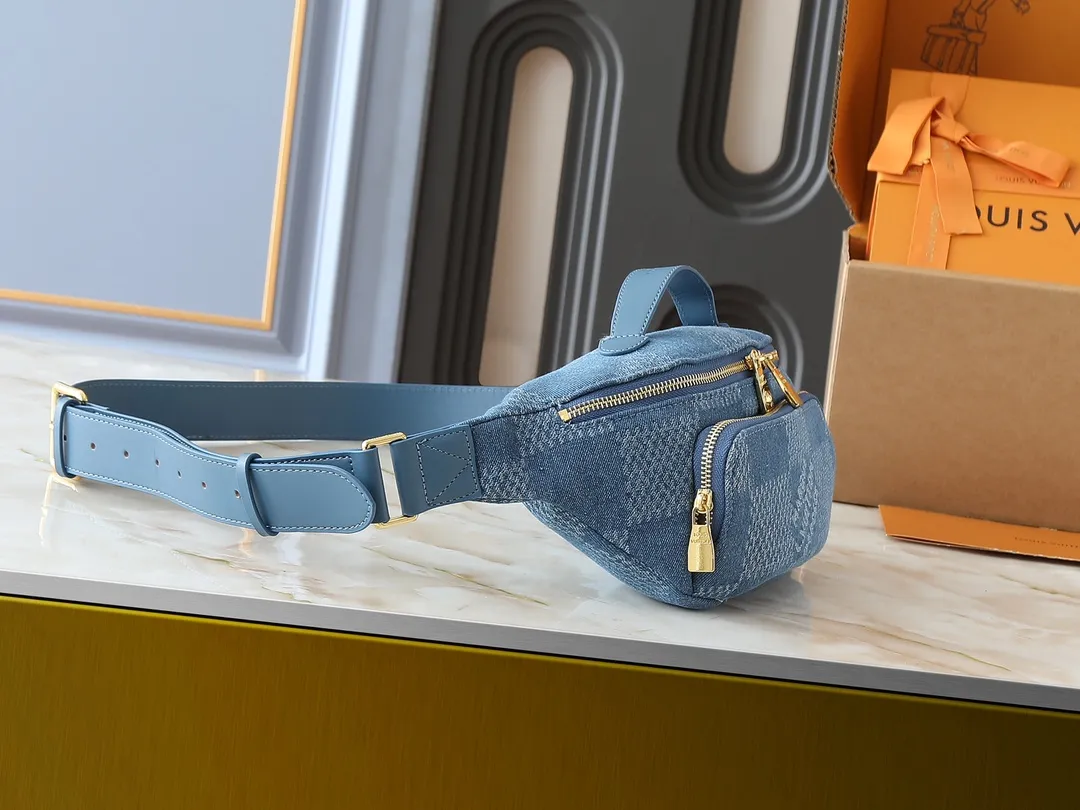 💰240💰Upgraded from the original M00205 M43644 This Rush waist bag combines Damier Denim 3D cotton canvas and shiny metal parts, and uses a large plaid to tell the inspiration of the brand's Damier pattern. Pharrell Williams added beaded inlay details to the zipper pull, and the adjustable shoulder strap allows for comfortable waist, shoulder or cross-body styling, making it an elegant choice that accommodates your daily needs. Dimensions: 30.0 x 15.0 x 8.0 cm (length x height x width)