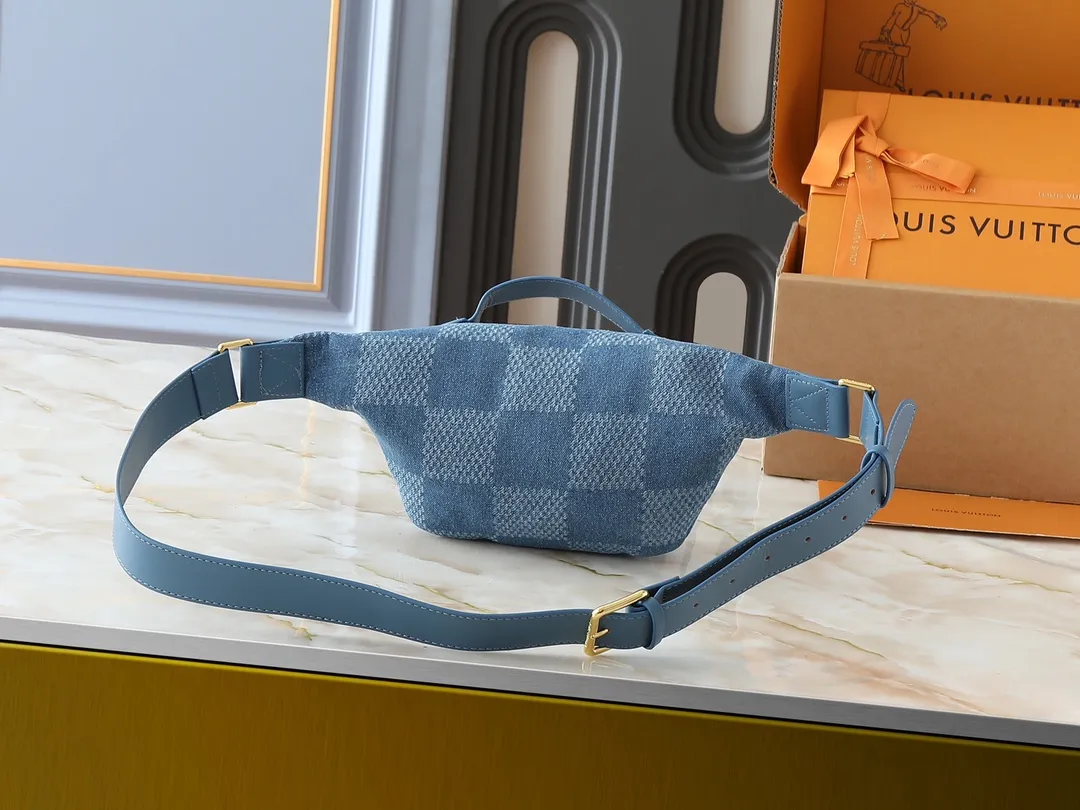 💰240💰Upgraded from the original M00205 M43644 This Rush waist bag combines Damier Denim 3D cotton canvas and shiny metal parts, and uses a large plaid to tell the inspiration of the brand's Damier pattern. Pharrell Williams added beaded inlay details to the zipper pull, and the adjustable shoulder strap allows for comfortable waist, shoulder or cross-body styling, making it an elegant choice that accommodates your daily needs. Dimensions: 30.0 x 15.0 x 8.0 cm (length x height x width)