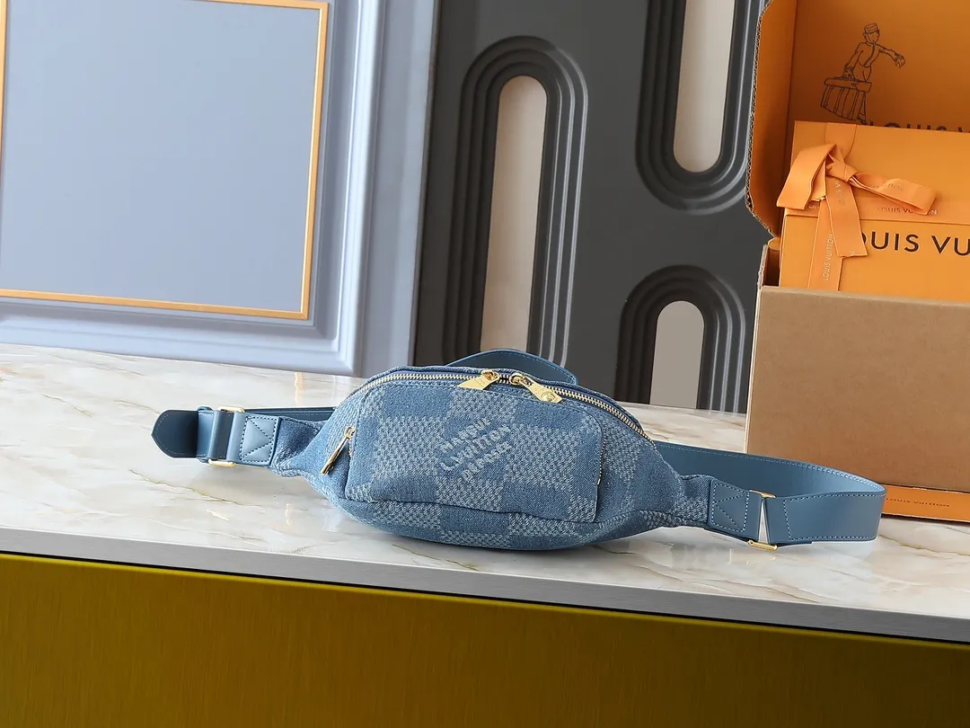 💰240💰Upgraded from the original M00205 M43644 This Rush waist bag combines Damier Denim 3D cotton canvas and shiny metal parts, and uses a large plaid to tell the inspiration of the brand's Damier pattern. Pharrell Williams added beaded inlay details to the zipper pull, and the adjustable shoulder strap allows for comfortable waist, shoulder or cross-body styling, making it an elegant choice that accommodates your daily needs. Dimensions: 30.0 x 15.0 x 8.0 cm (length x height x width)
