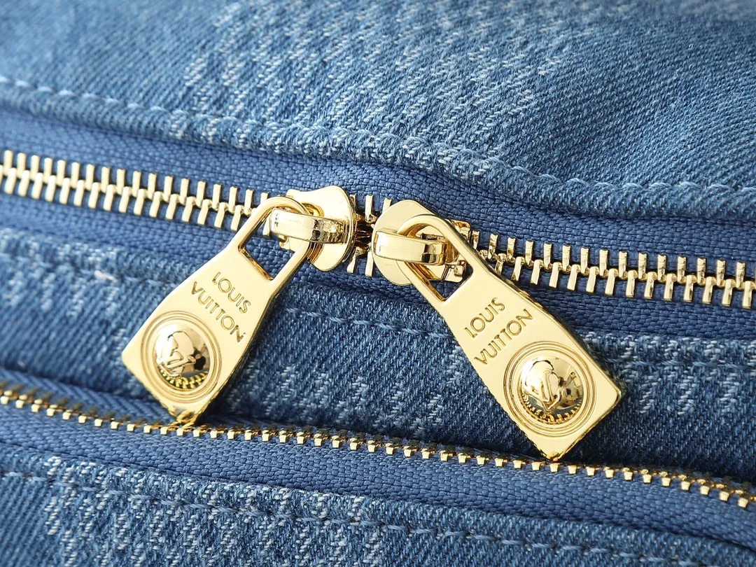 💰240💰Upgraded from the original M00205 M43644 This Rush waist bag combines Damier Denim 3D cotton canvas and shiny metal parts, and uses a large plaid to tell the inspiration of the brand's Damier pattern. Pharrell Williams added beaded inlay details to the zipper pull, and the adjustable shoulder strap allows for comfortable waist, shoulder or cross-body styling, making it an elegant choice that accommodates your daily needs. Dimensions: 30.0 x 15.0 x 8.0 cm (length x height x width)