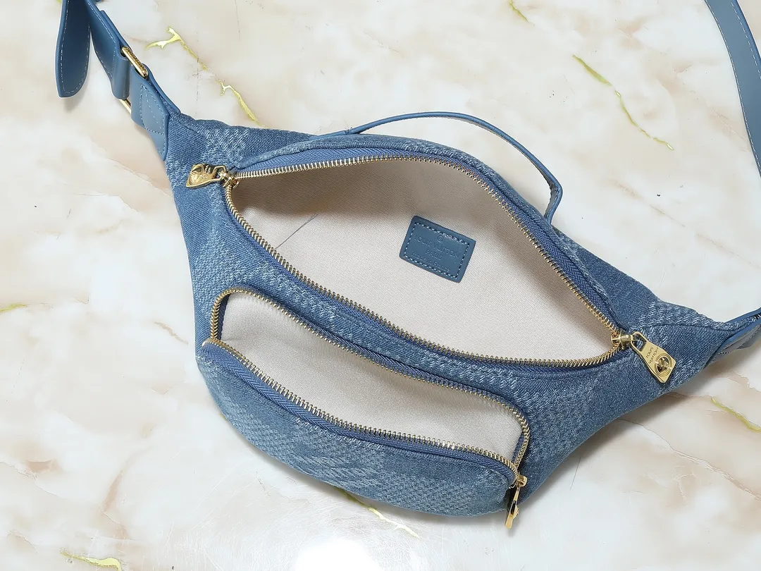 💰240💰Upgraded from the original M00205 M43644 This Rush waist bag combines Damier Denim 3D cotton canvas and shiny metal parts, and uses a large plaid to tell the inspiration of the brand's Damier pattern. Pharrell Williams added beaded inlay details to the zipper pull, and the adjustable shoulder strap allows for comfortable waist, shoulder or cross-body styling, making it an elegant choice that accommodates your daily needs. Dimensions: 30.0 x 15.0 x 8.0 cm (length x height x width)