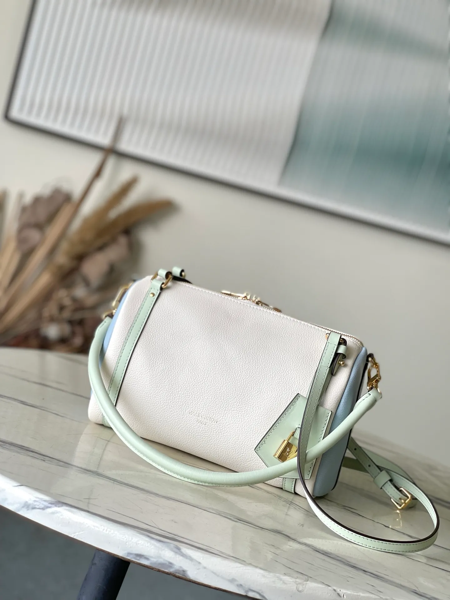 💰1140 (top layer leather) top original order M26905 This small Express handbag can be called an urban product, and its design is inspired by the brand’s classic Keepall travel bag. Carefully crafted from fine cow leather, decorated with Monogram classic pattern trim and lining, paired with metal hardware and iconic key cases and padlocks, it embodies the essence of Louis Vuitton's travel tradition. The compact size can accommodate daily belongings and can be carried in various ways, making it suitable for modern urban life. Dimensions: 26 × 17 × 13.5 cm