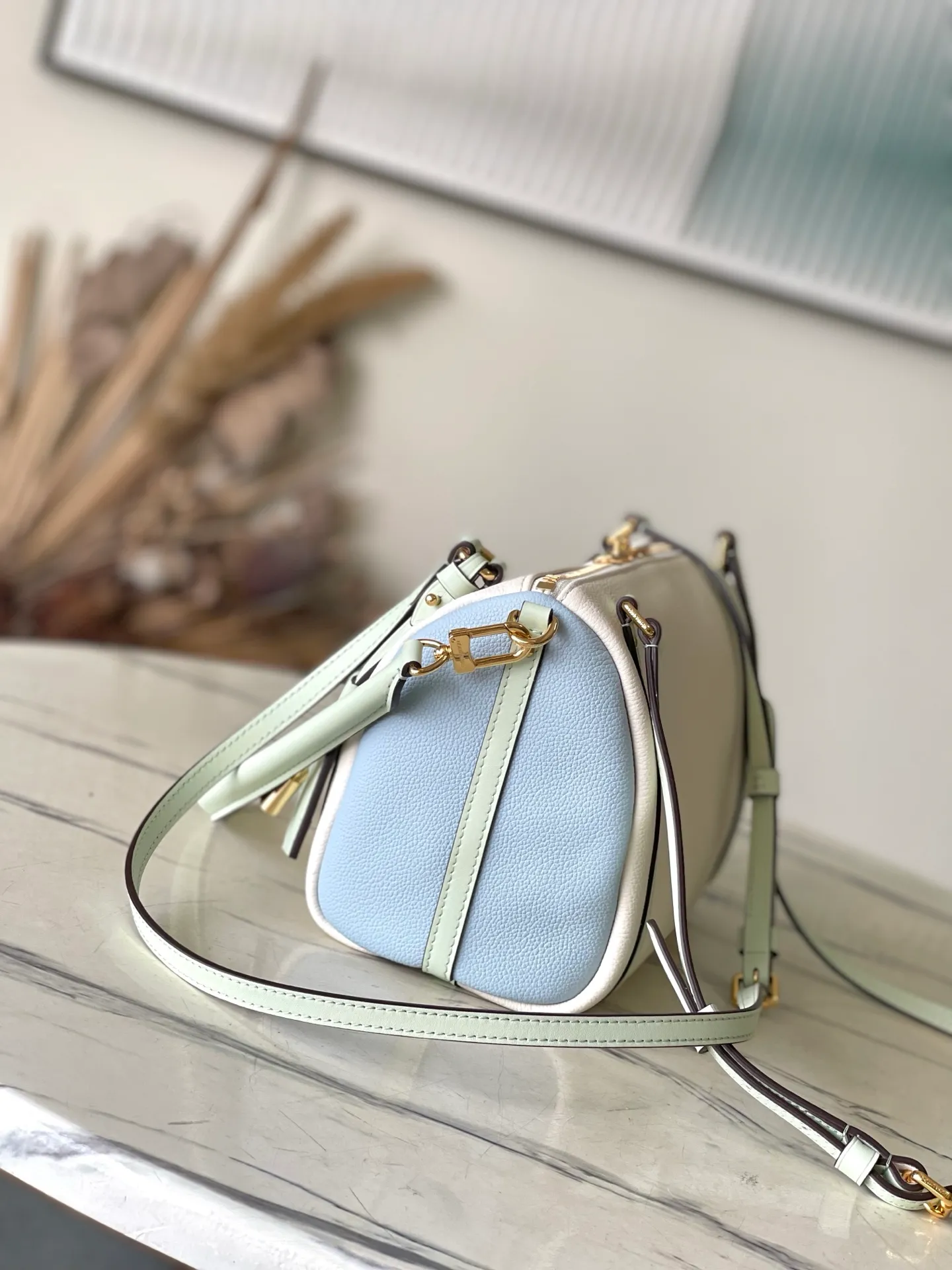 💰1140 (top layer leather) top original order M26905 This small Express handbag can be called an urban product, and its design is inspired by the brand’s classic Keepall travel bag. Carefully crafted from fine cow leather, decorated with Monogram classic pattern trim and lining, paired with metal hardware and iconic key cases and padlocks, it embodies the essence of Louis Vuitton's travel tradition. The compact size can accommodate daily belongings and can be carried in various ways, making it suitable for modern urban life. Dimensions: 26 × 17 × 13.5 cm