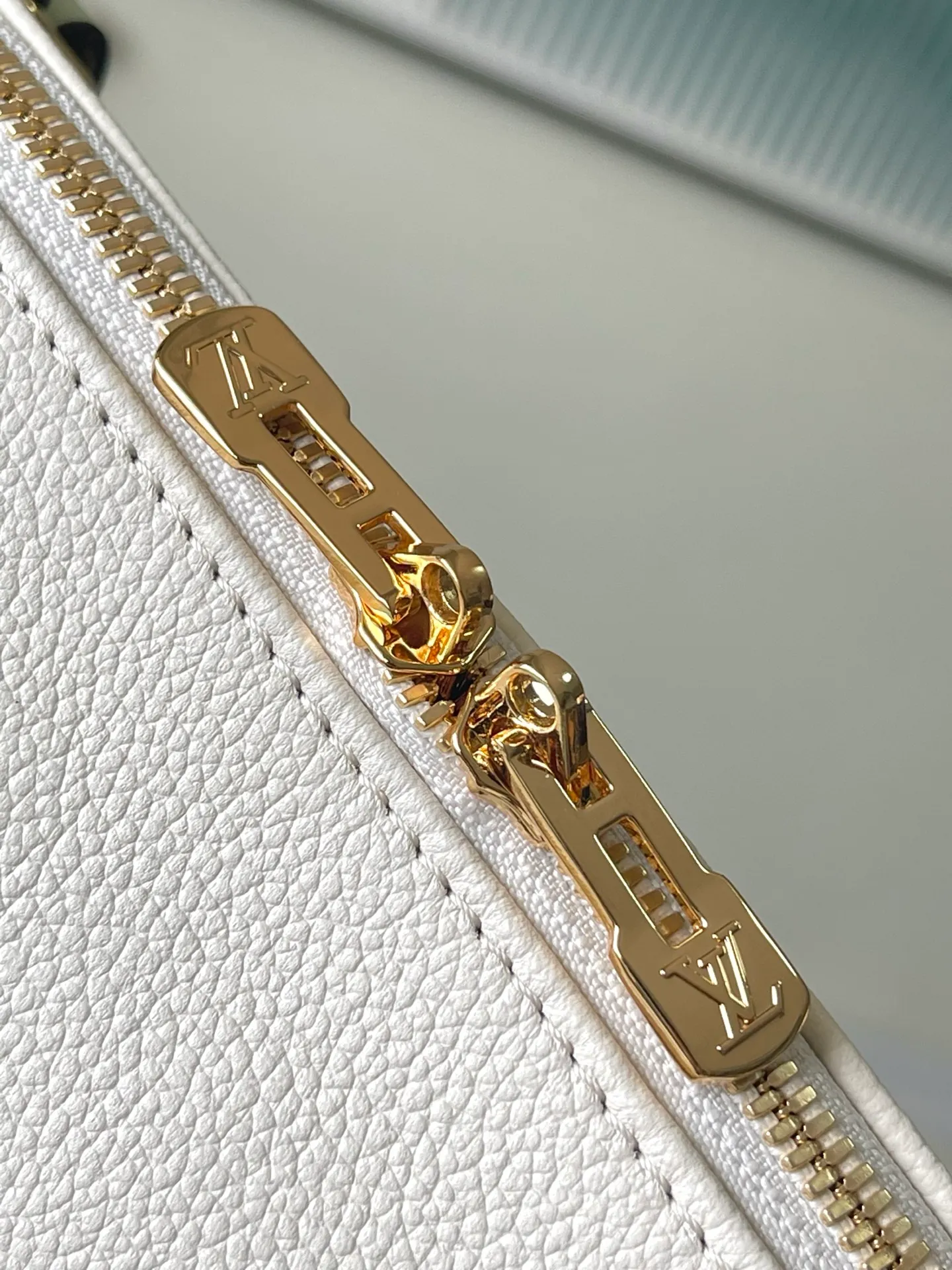 💰1140 (top layer leather) top original order M26905 This small Express handbag can be called an urban product, and its design is inspired by the brand’s classic Keepall travel bag. Carefully crafted from fine cow leather, decorated with Monogram classic pattern trim and lining, paired with metal hardware and iconic key cases and padlocks, it embodies the essence of Louis Vuitton's travel tradition. The compact size can accommodate daily belongings and can be carried in various ways, making it suitable for modern urban life. Dimensions: 26 × 17 × 13.5 cm