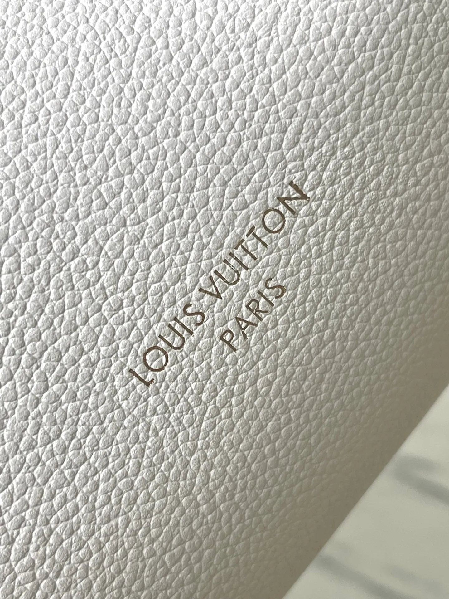 💰1140 (top layer leather) top original order M26905 This small Express handbag can be called an urban product, and its design is inspired by the brand’s classic Keepall travel bag. Carefully crafted from fine cow leather, decorated with Monogram classic pattern trim and lining, paired with metal hardware and iconic key cases and padlocks, it embodies the essence of Louis Vuitton's travel tradition. The compact size can accommodate daily belongings and can be carried in various ways, making it suitable for modern urban life. Dimensions: 26 × 17 × 13.5 cm