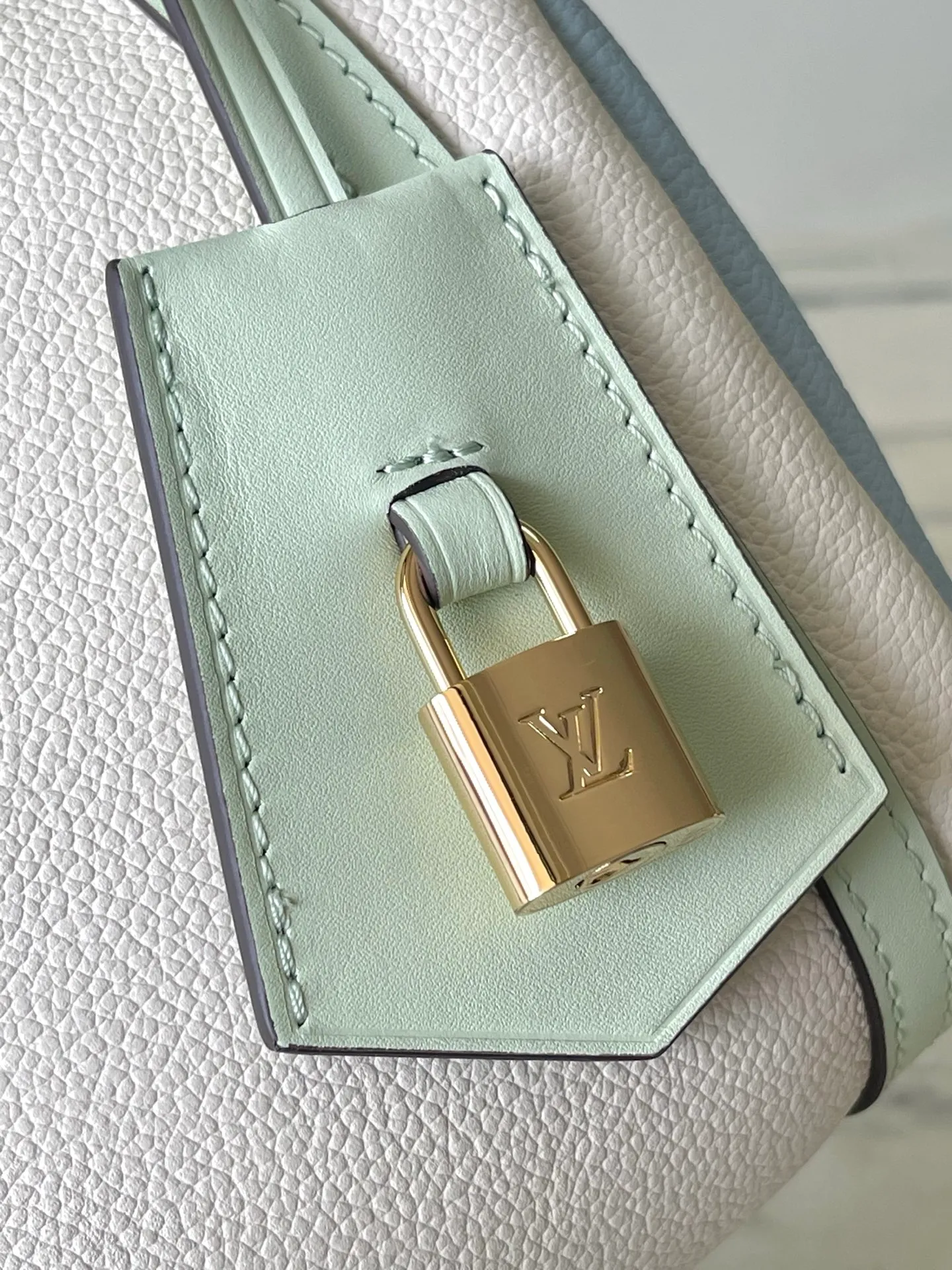 💰1140 (top layer leather) top original order M26905 This small Express handbag can be called an urban product, and its design is inspired by the brand’s classic Keepall travel bag. Carefully crafted from fine cow leather, decorated with Monogram classic pattern trim and lining, paired with metal hardware and iconic key cases and padlocks, it embodies the essence of Louis Vuitton's travel tradition. The compact size can accommodate daily belongings and can be carried in various ways, making it suitable for modern urban life. Dimensions: 26 × 17 × 13.5 cm