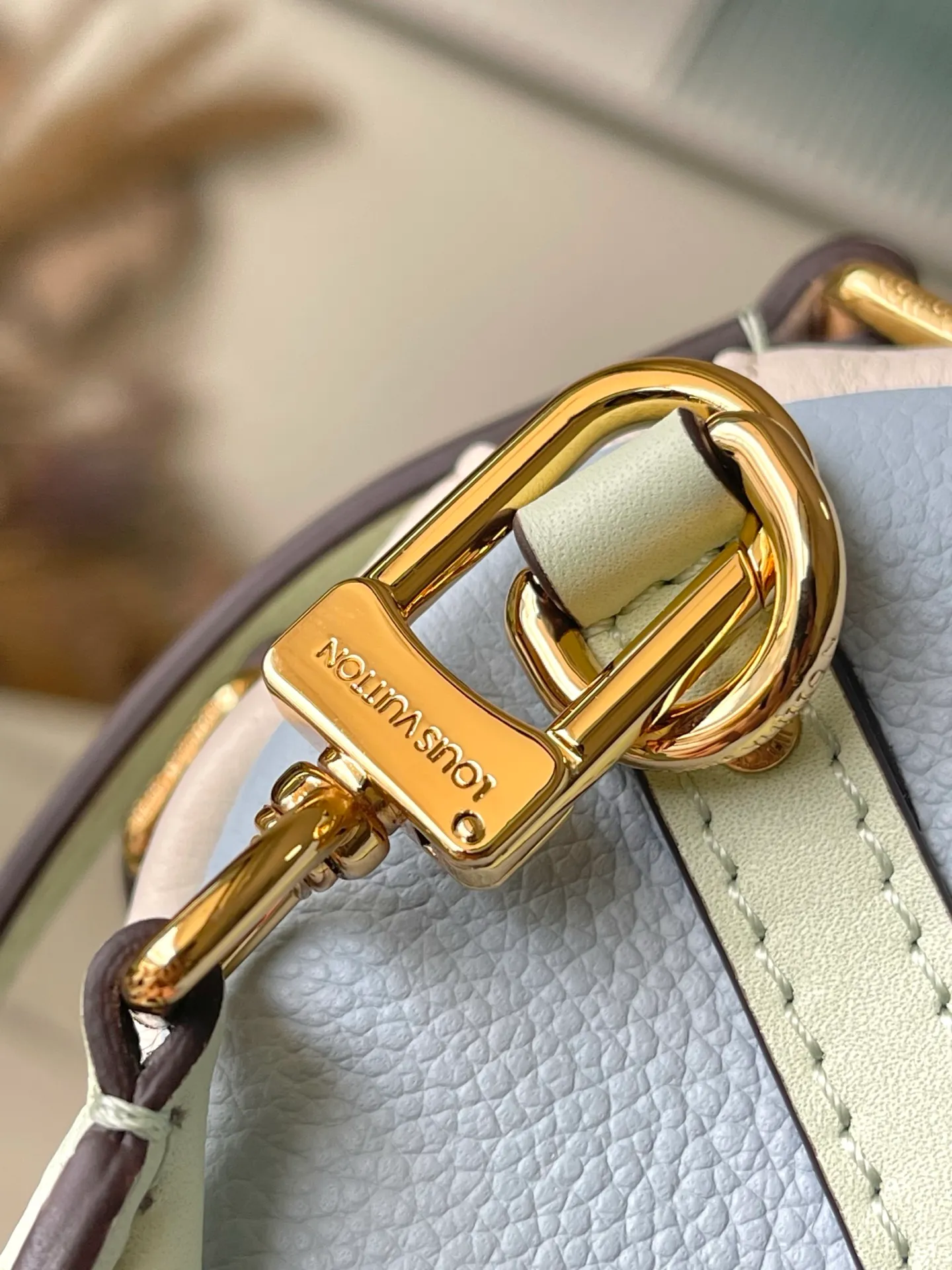 💰1140 (top layer leather) top original order M26905 This small Express handbag can be called an urban product, and its design is inspired by the brand’s classic Keepall travel bag. Carefully crafted from fine cow leather, decorated with Monogram classic pattern trim and lining, paired with metal hardware and iconic key cases and padlocks, it embodies the essence of Louis Vuitton's travel tradition. The compact size can accommodate daily belongings and can be carried in various ways, making it suitable for modern urban life. Dimensions: 26 × 17 × 13.5 cm