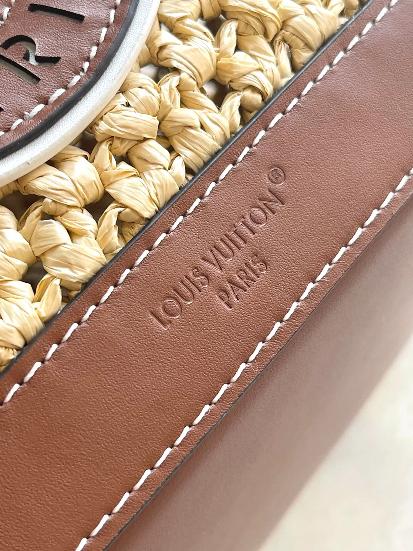 💰1100 Top Original Order M24722 This NoeBB bucket bag is made of raffia crocheted by Madagascar craftsmen. It is decorated with gorgeous leather to highlight the brand's exquisite craftsmanship, achieving a comfortable texture and personalized style. Dimensions: 22 × 24 × 15 cm